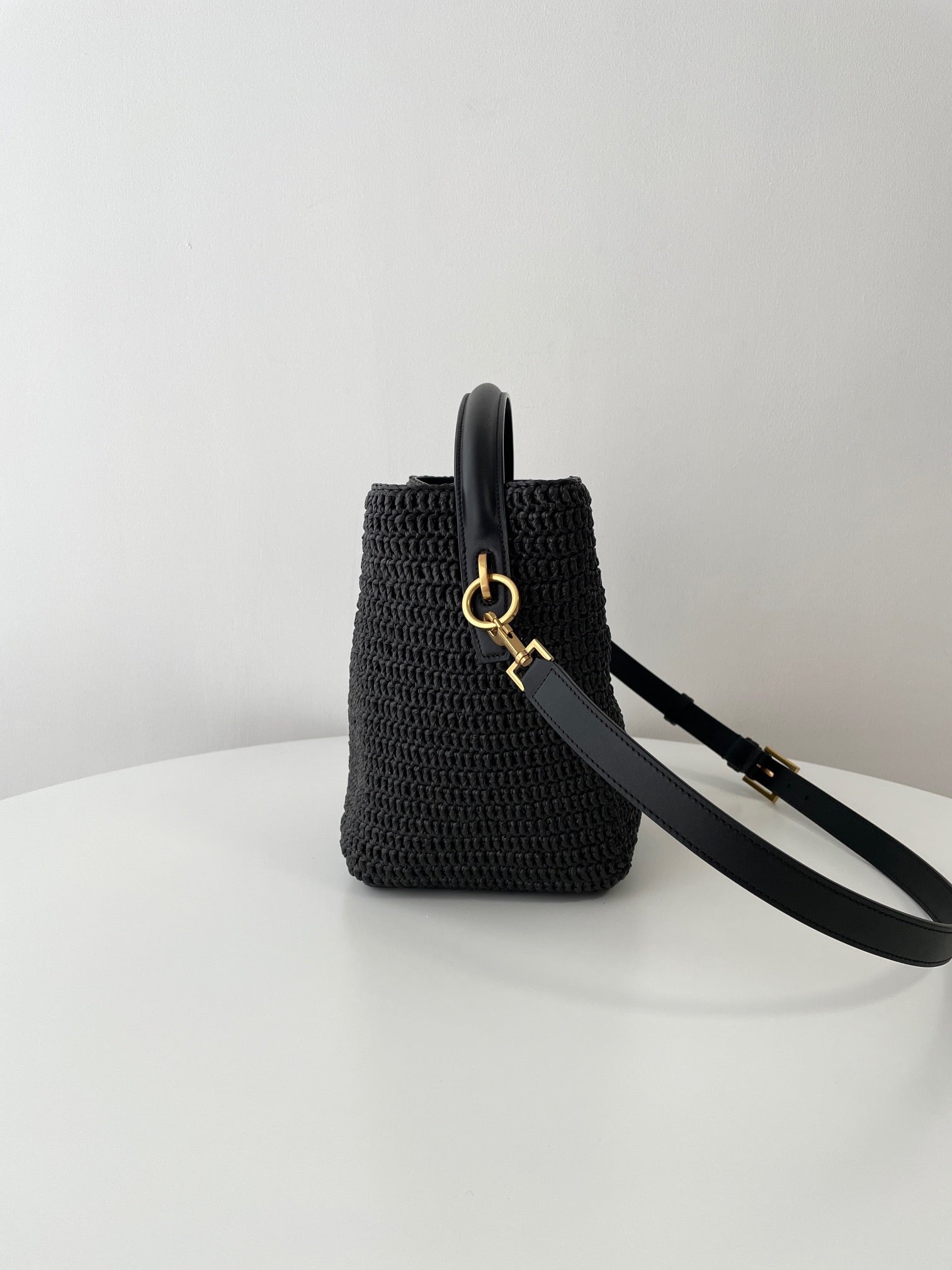 생로랑 LE 37 버킷백 우븐 라피아