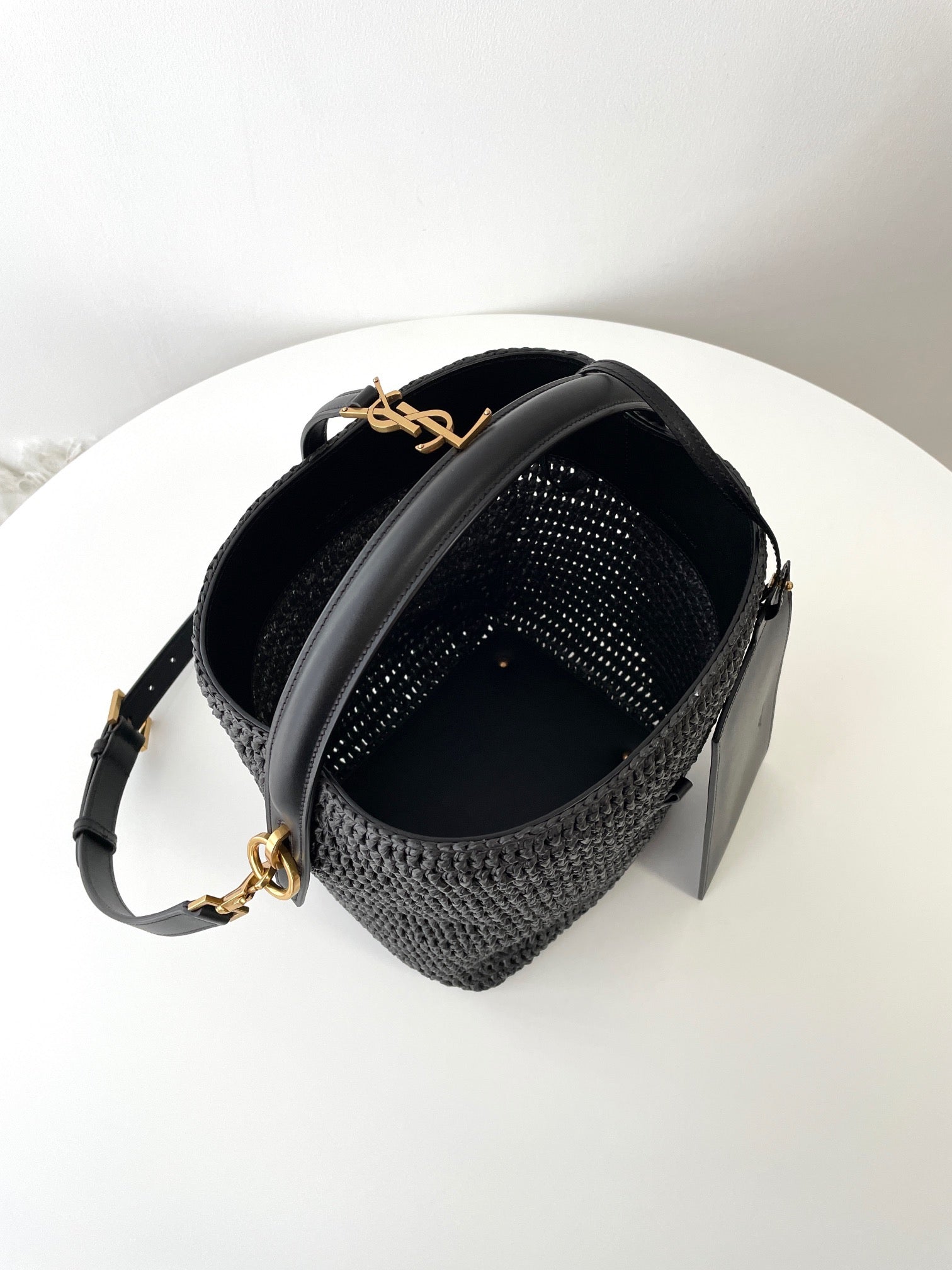 생로랑 LE 37 버킷백 우븐 라피아