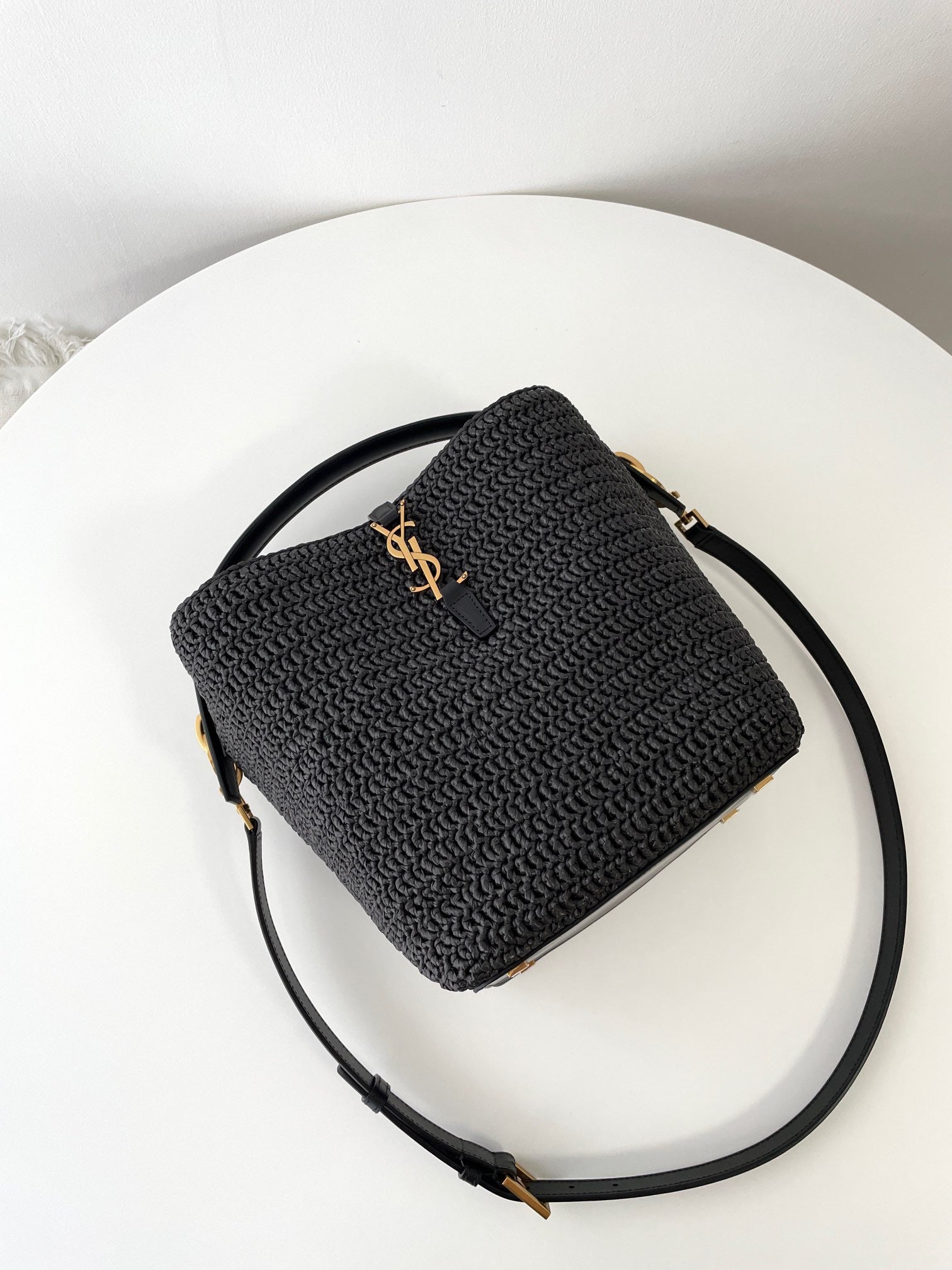 생로랑 LE 37 버킷백 우븐 라피아