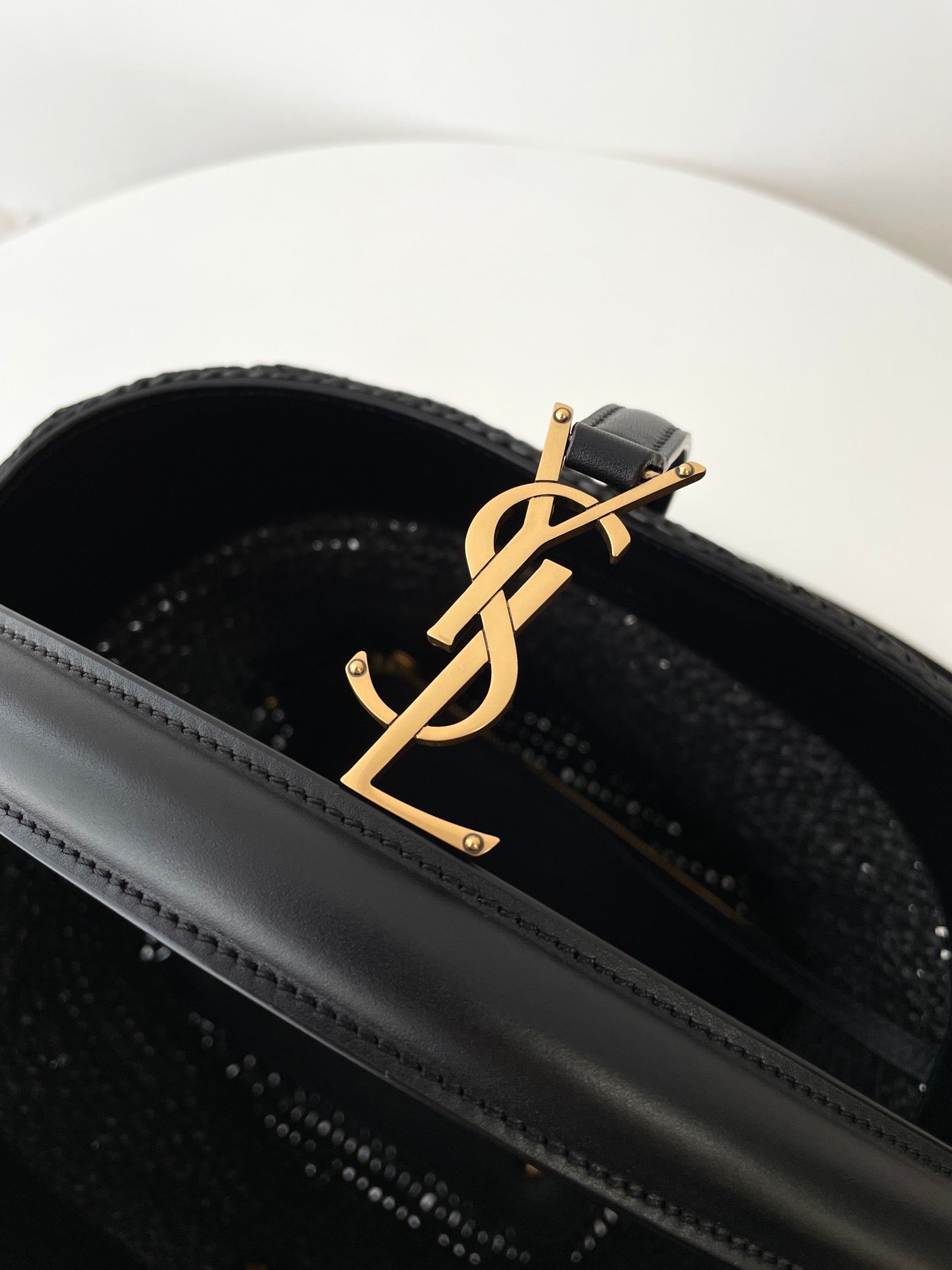 생로랑 LE 37 버킷백 우븐 라피아