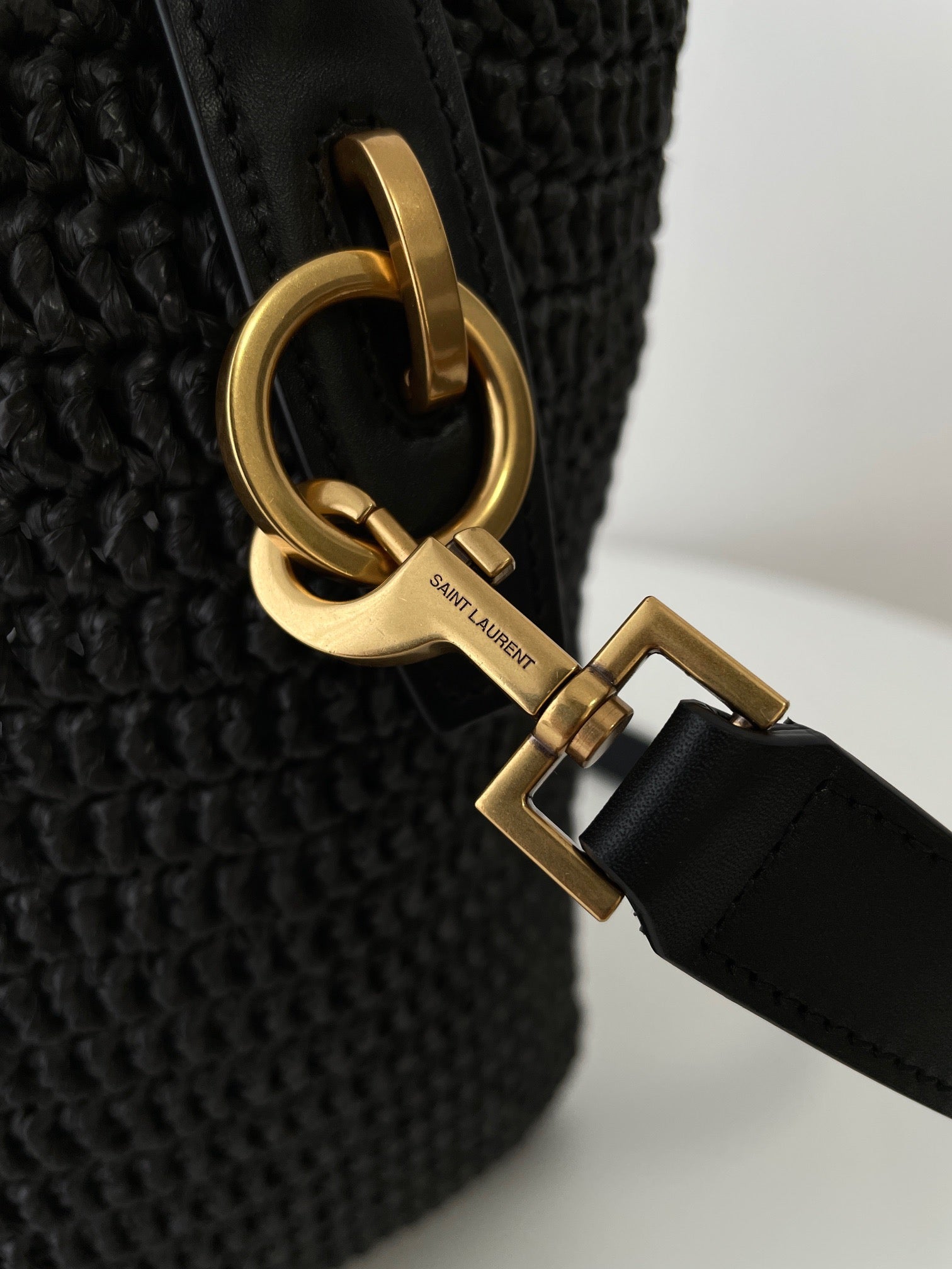 생로랑 LE 37 버킷백 우븐 라피아