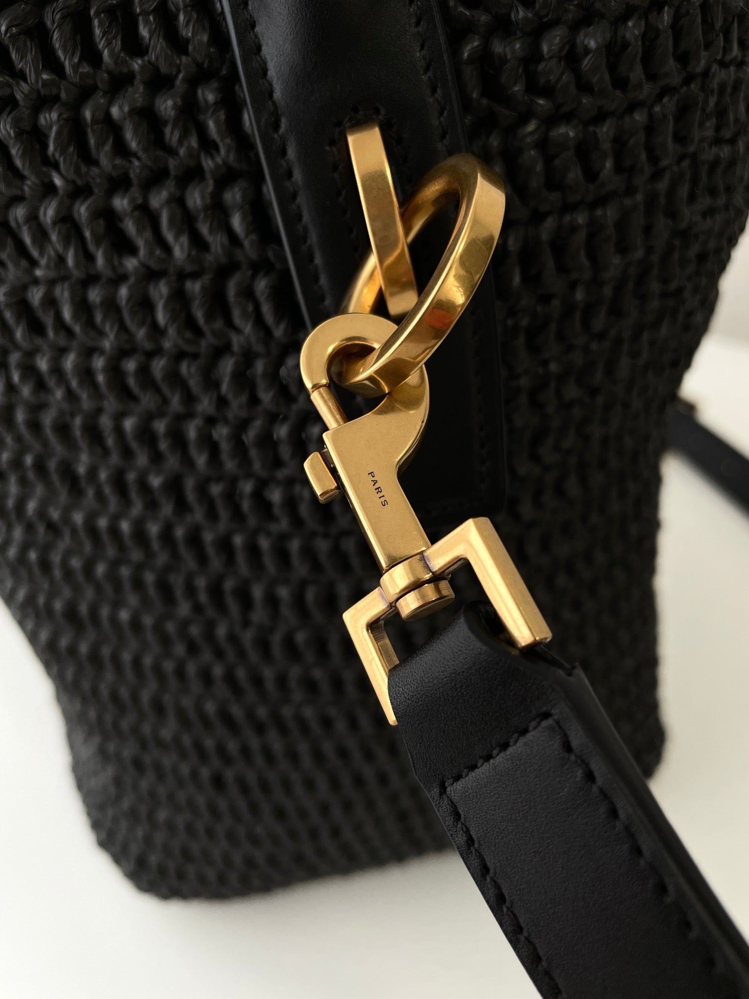 생로랑 LE 37 버킷백 우븐 라피아