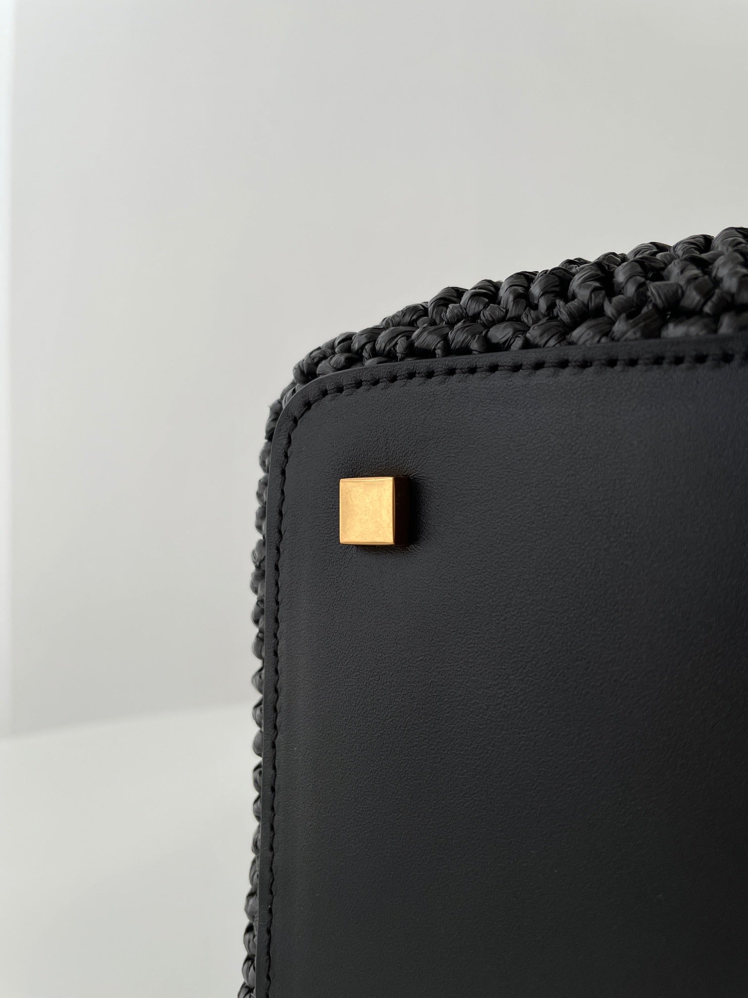 생로랑 LE 37 버킷백 우븐 라피아