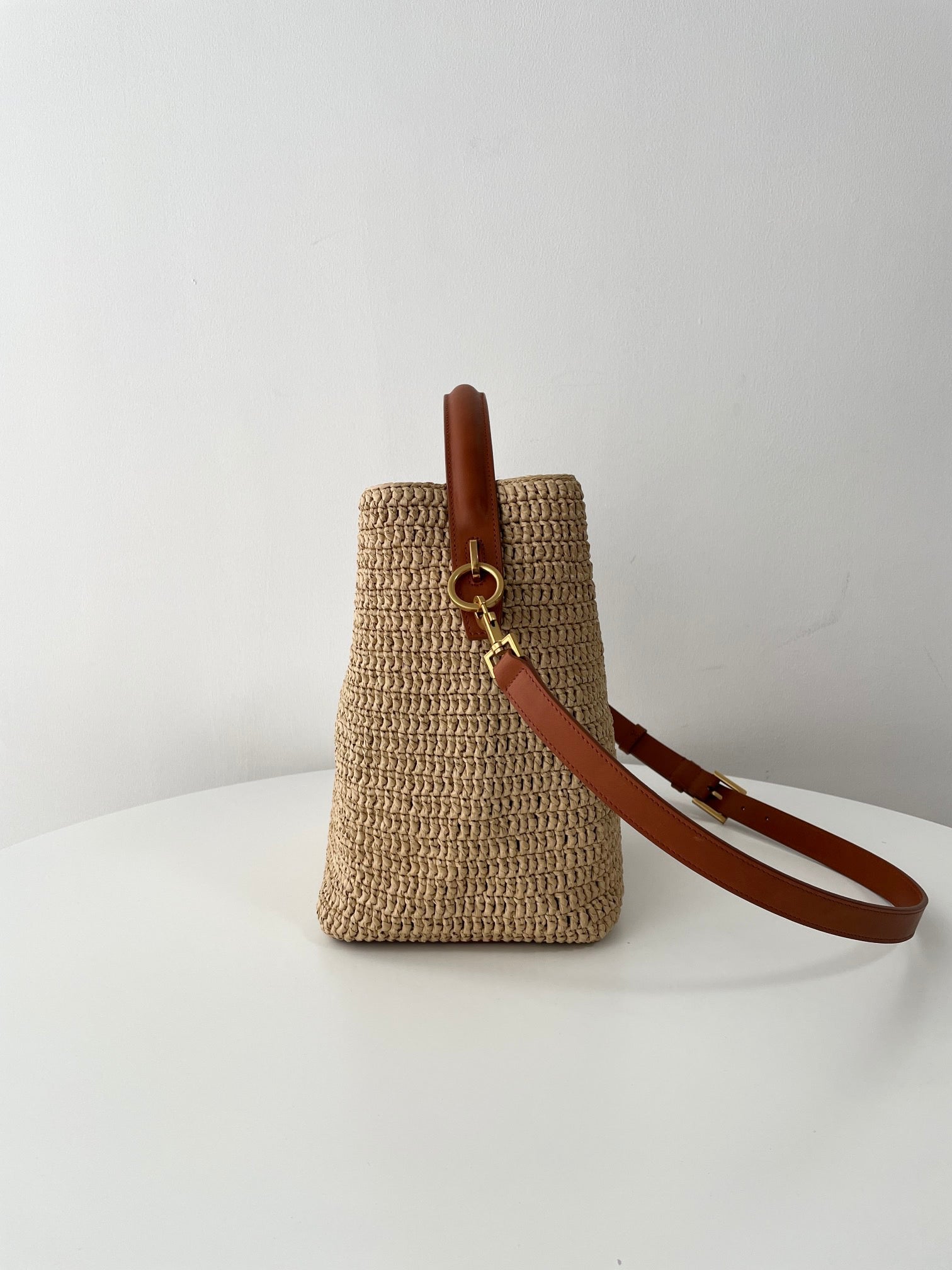 생로랑 LE 37 버킷백 우븐 라피아