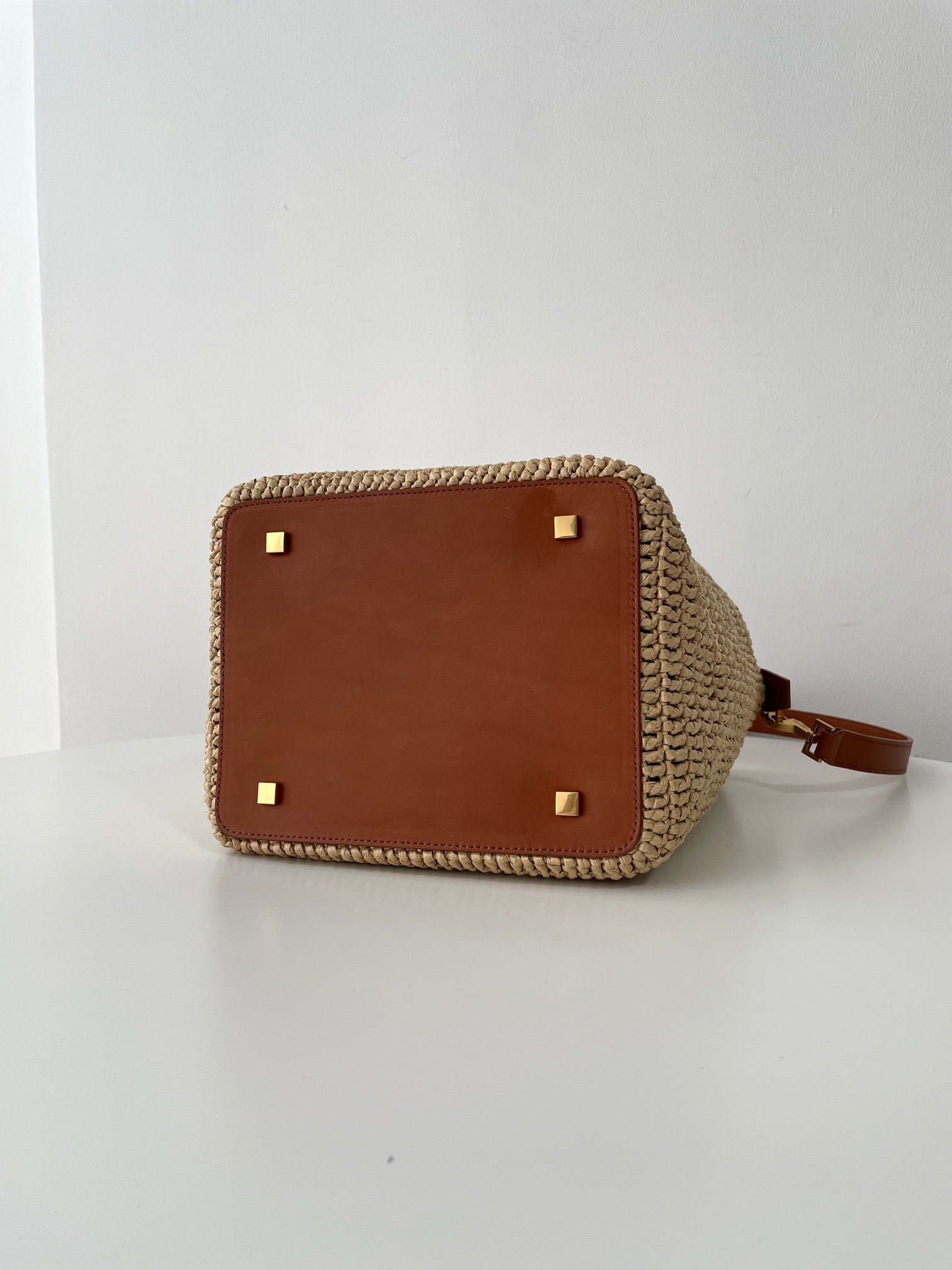 생로랑 LE 37 버킷백 우븐 라피아