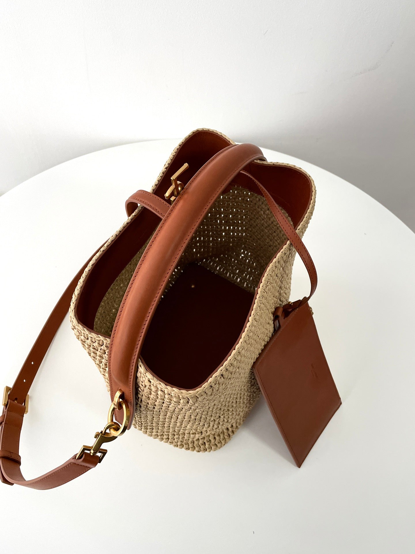 생로랑 LE 37 버킷백 우븐 라피아