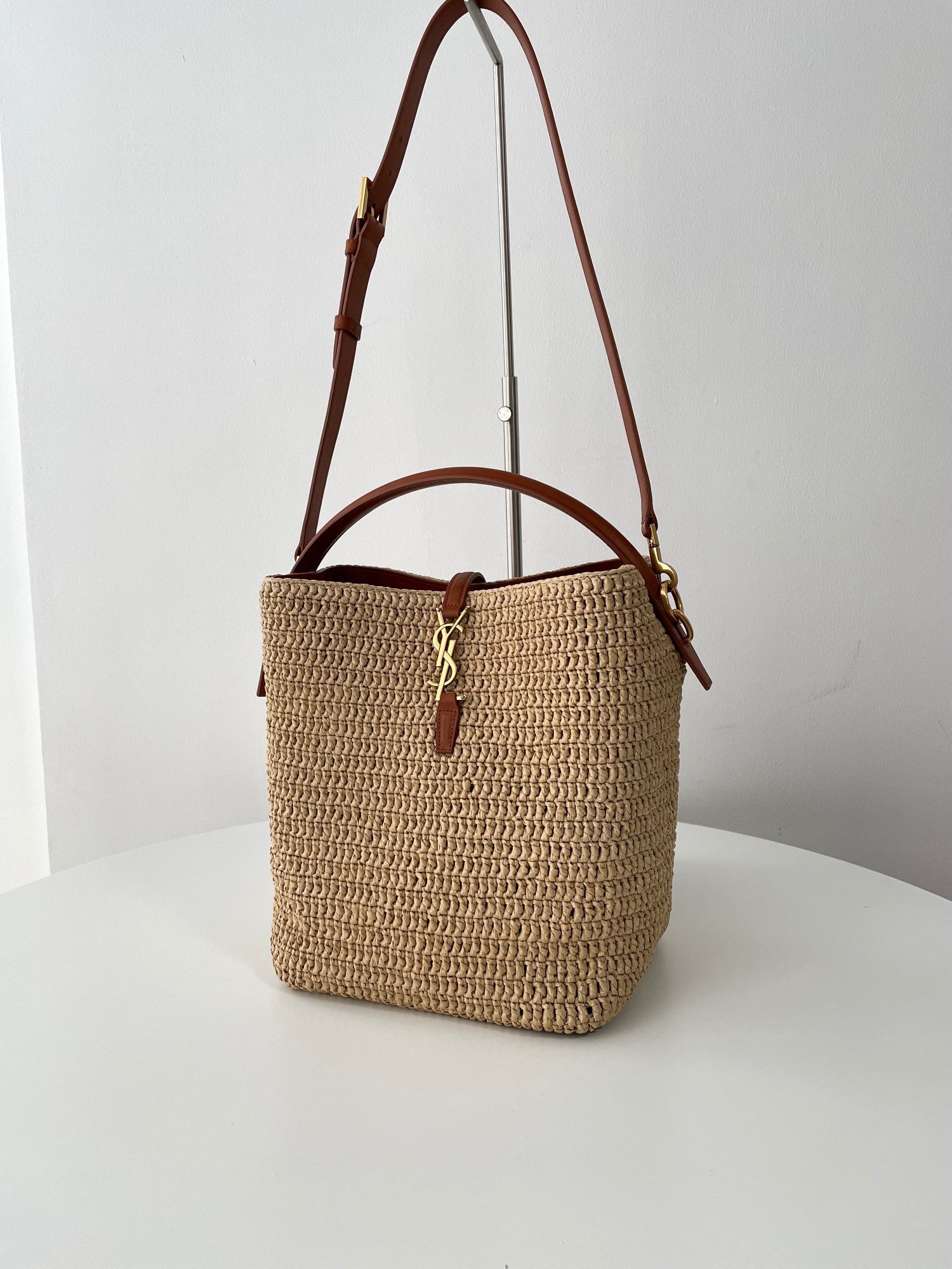 생로랑 LE 37 버킷백 우븐 라피아