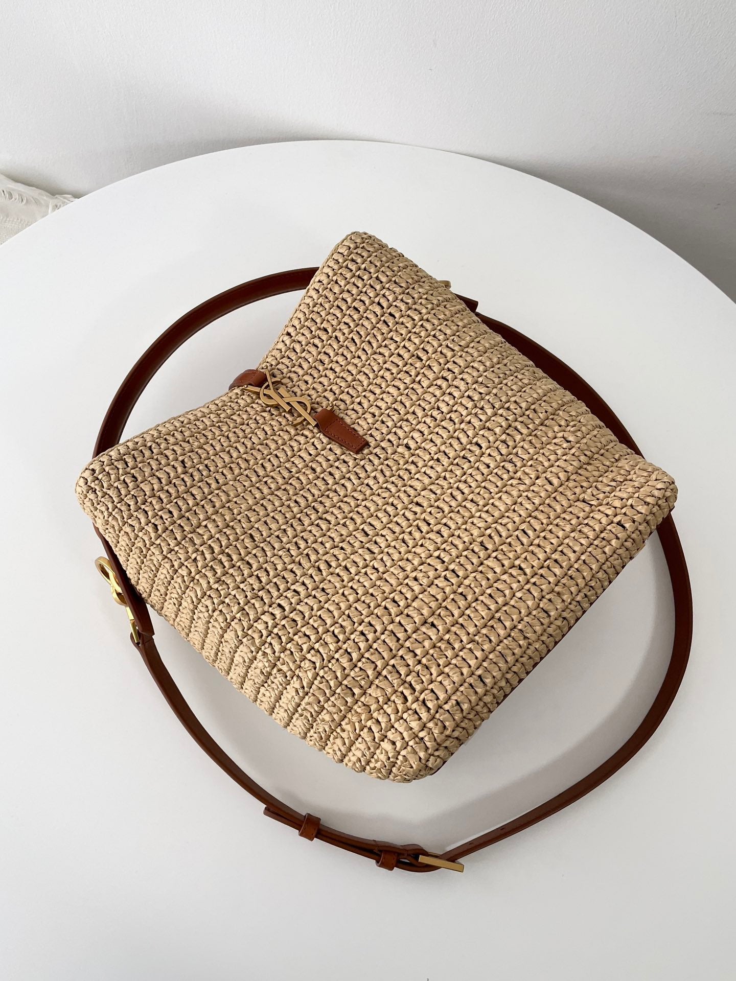 생로랑 LE 37 버킷백 우븐 라피아