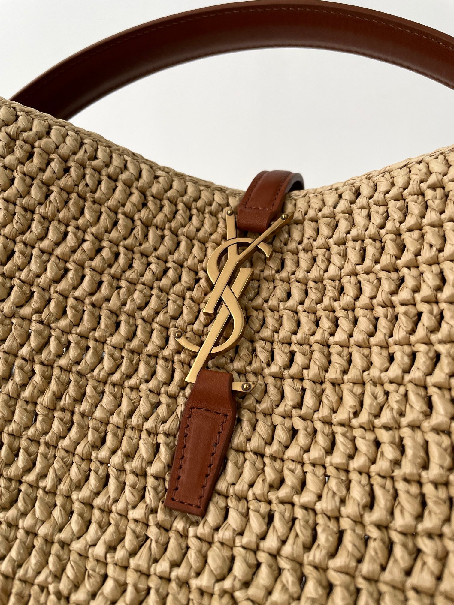 생로랑 LE 37 버킷백 우븐 라피아