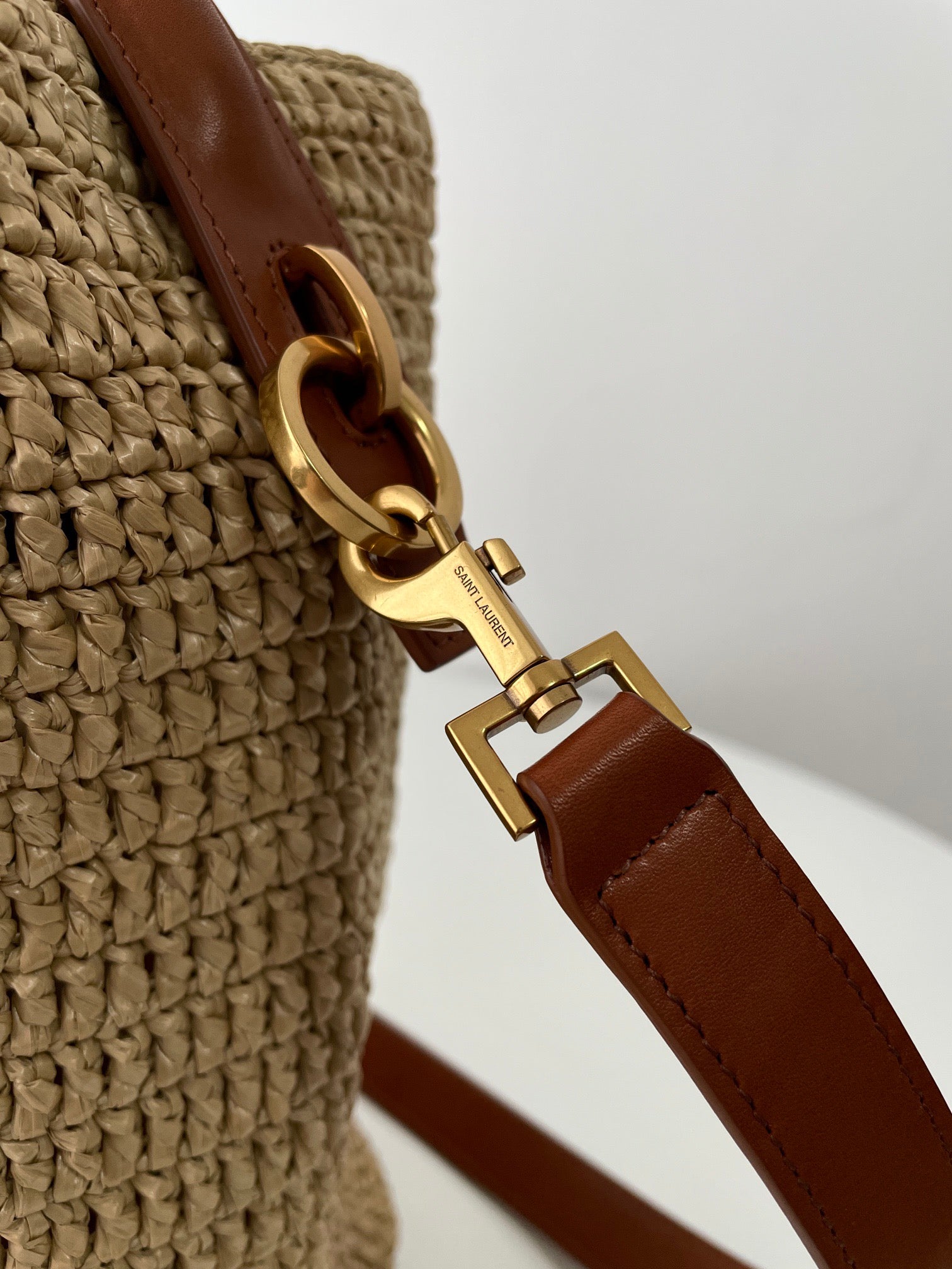 생로랑 LE 37 버킷백 우븐 라피아