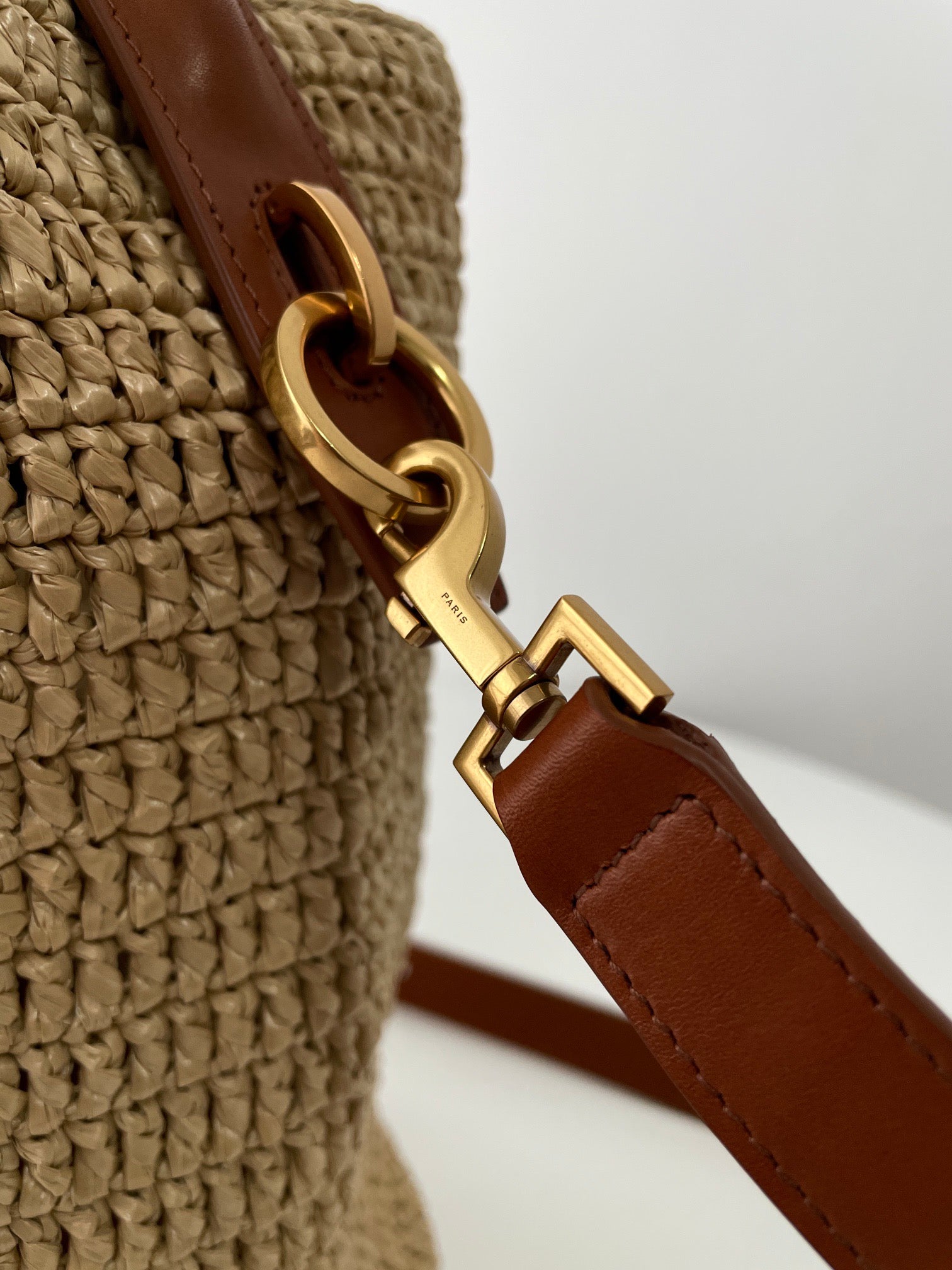 생로랑 LE 37 버킷백 우븐 라피아