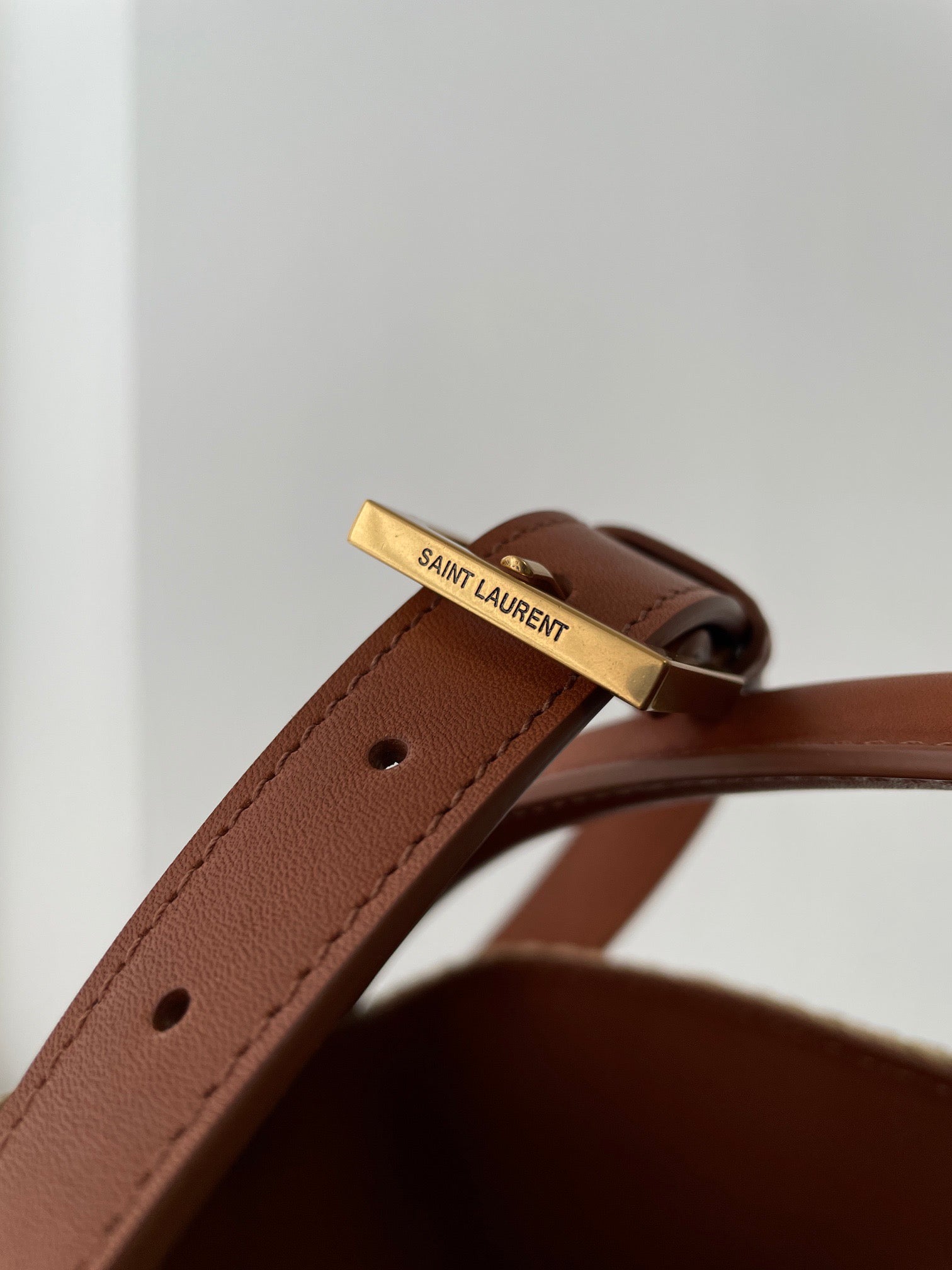 생로랑 LE 37 버킷백 우븐 라피아