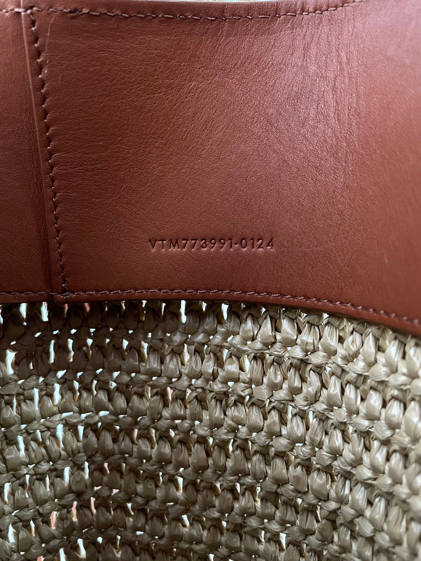 생로랑 LE 37 버킷백 우븐 라피아