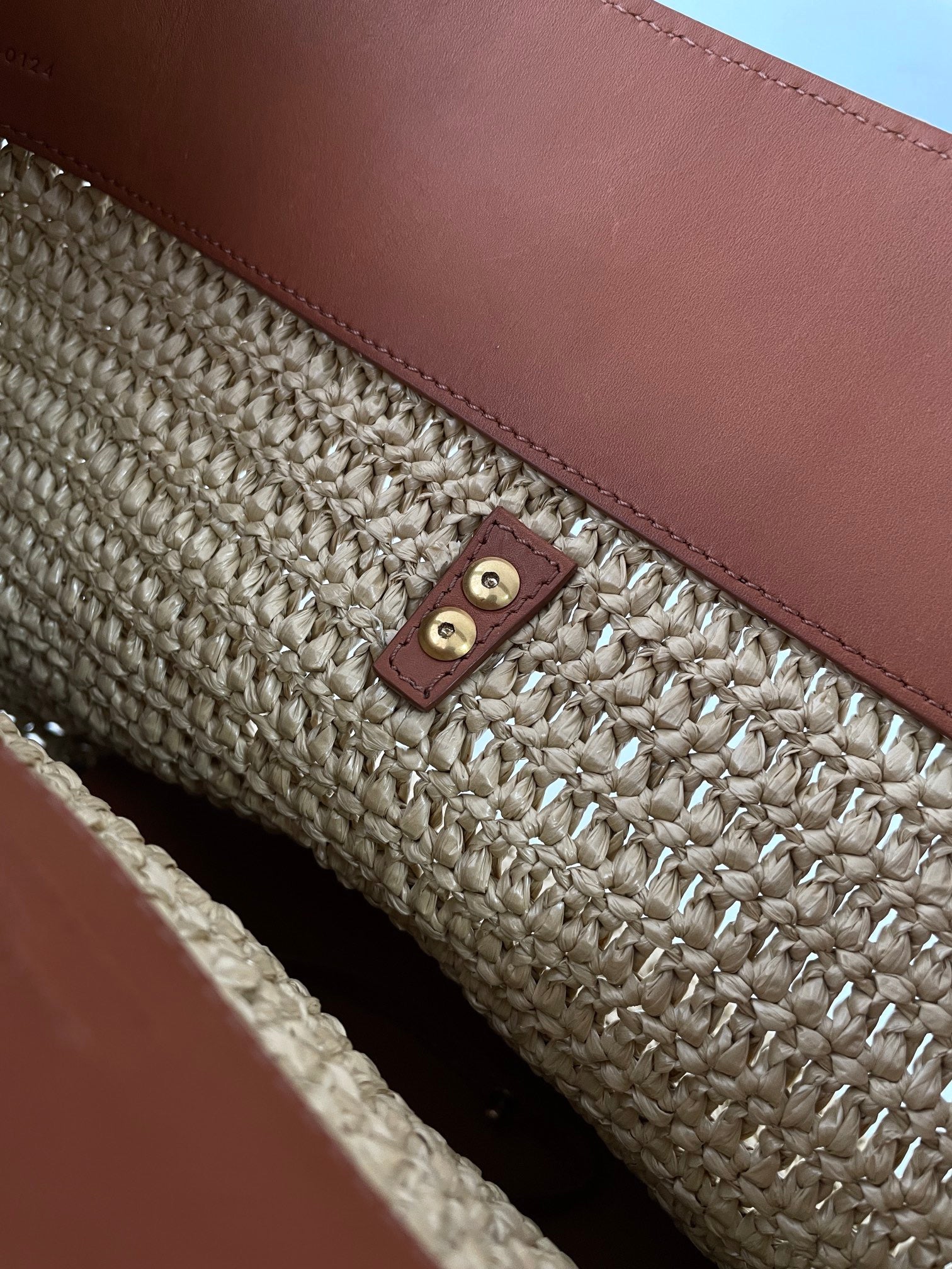 생로랑 LE 37 버킷백 우븐 라피아