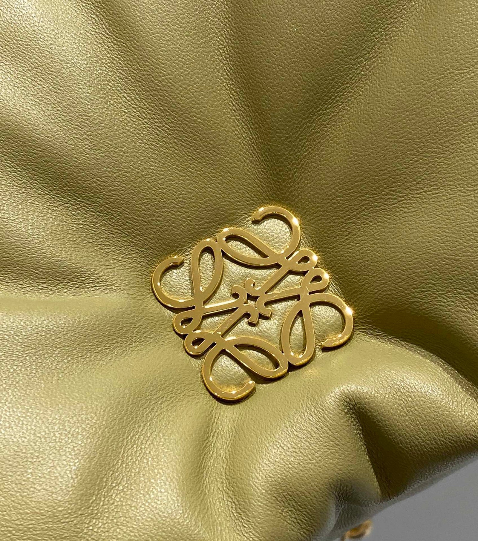 로에베 고야 푸퍼 체인 숄더백