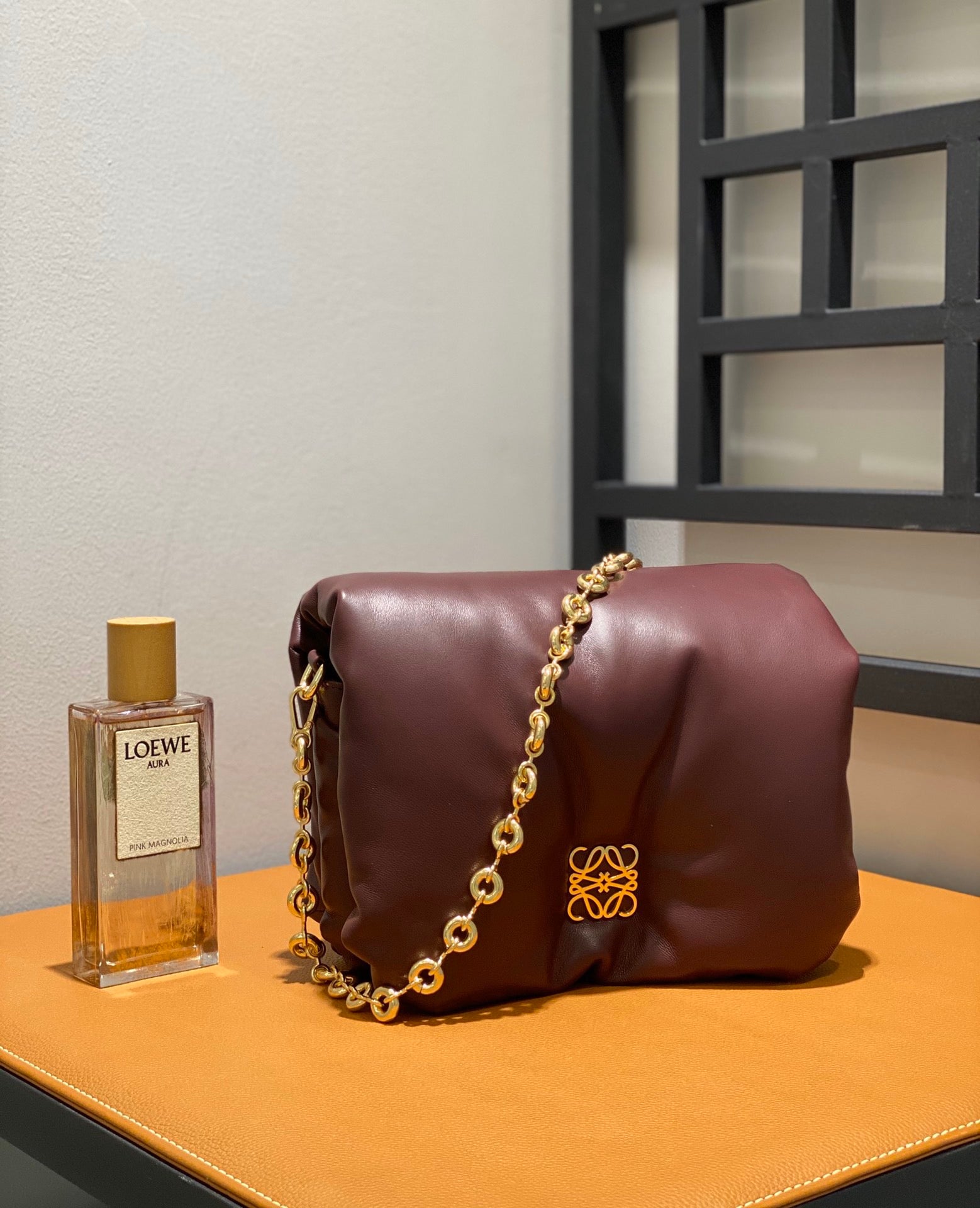 로에베 고야 푸퍼 체인 숄더백