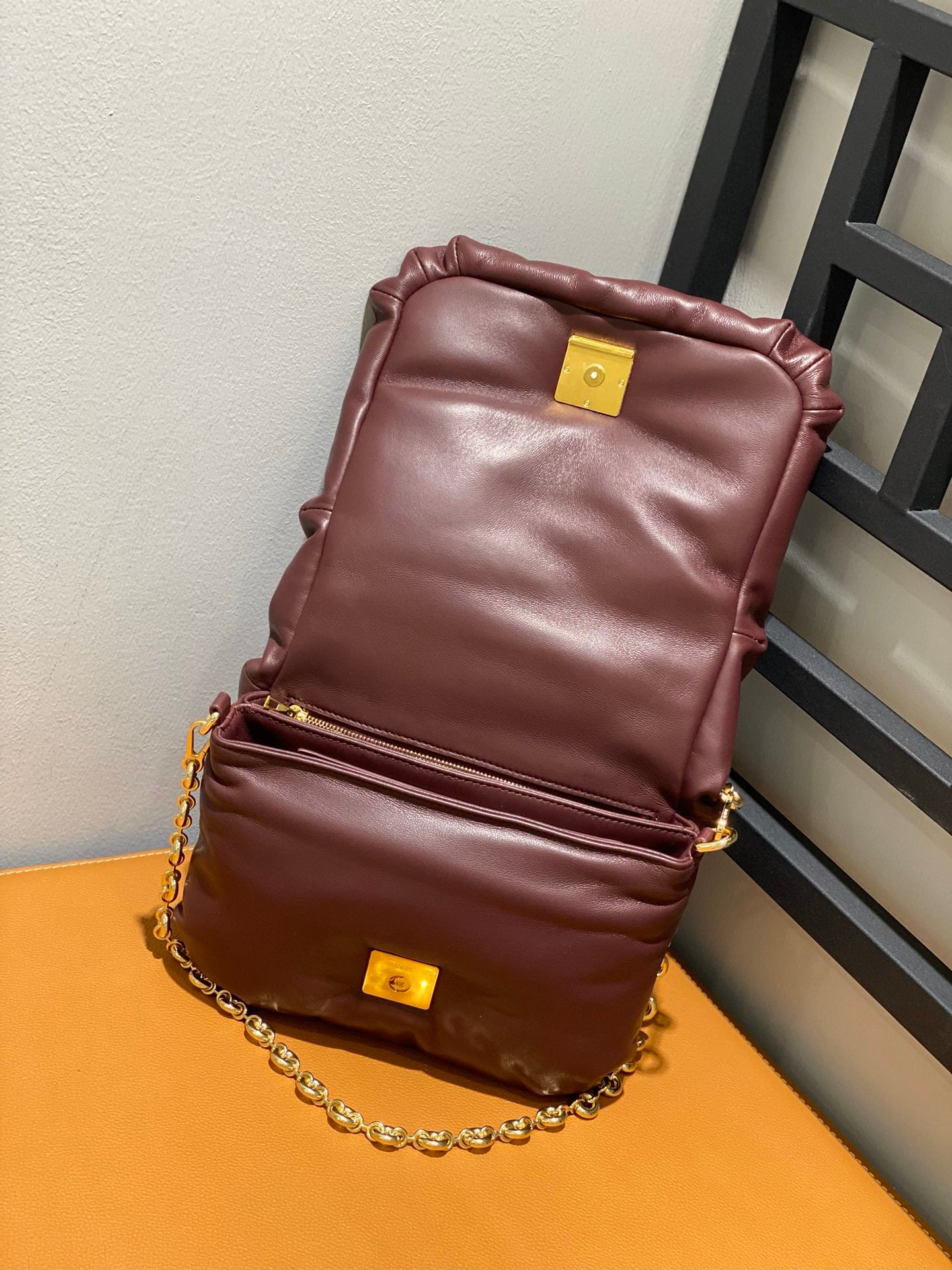 로에베 고야 푸퍼 체인 숄더백