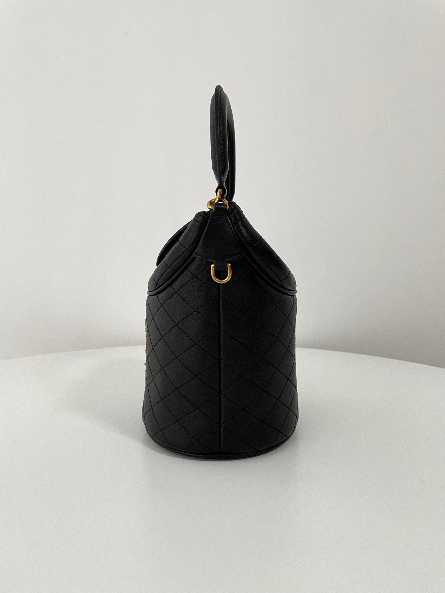 생로랑 가비 버킷백 램스킨 미니