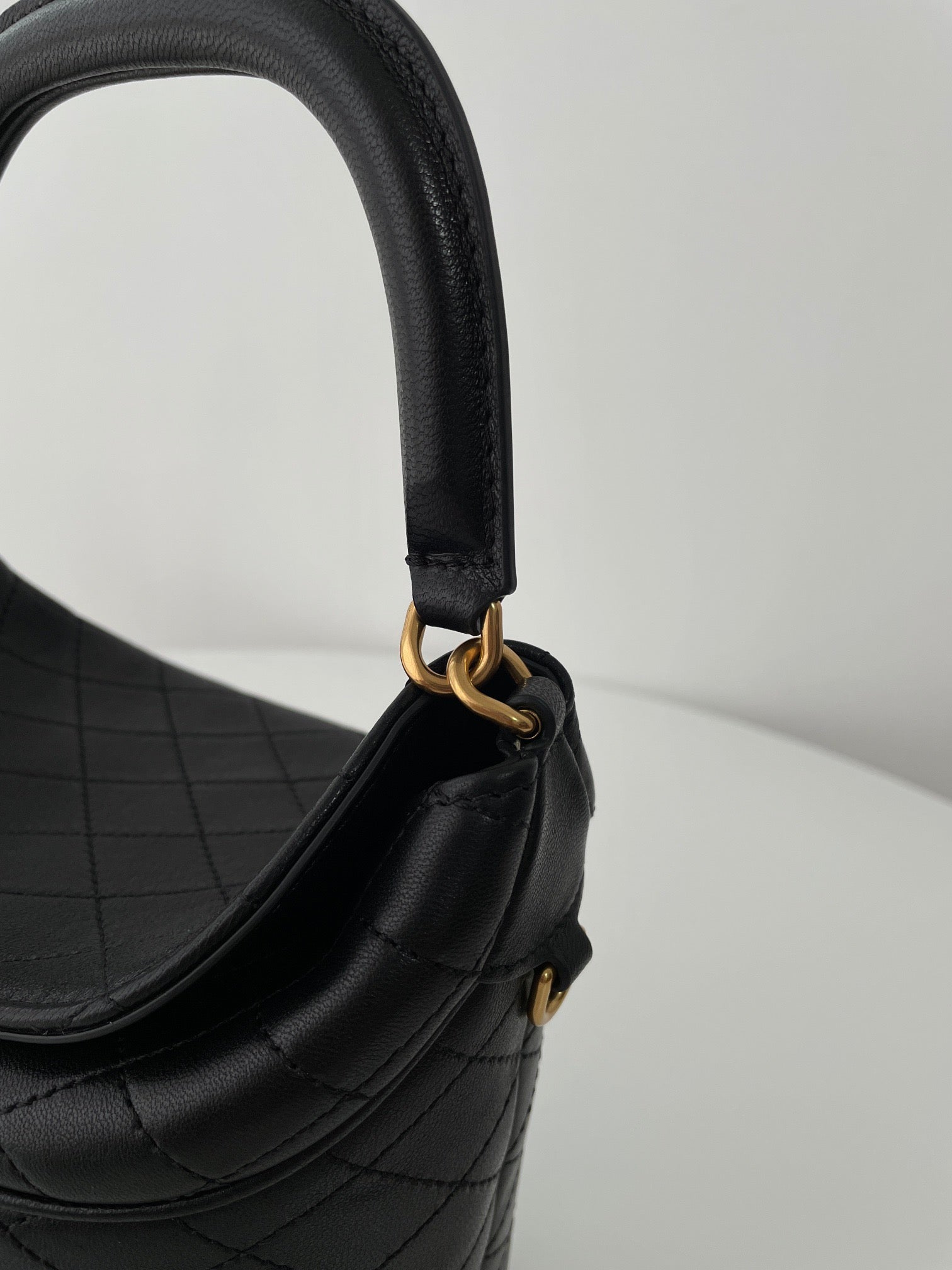 생로랑 가비 버킷백 램스킨 미니