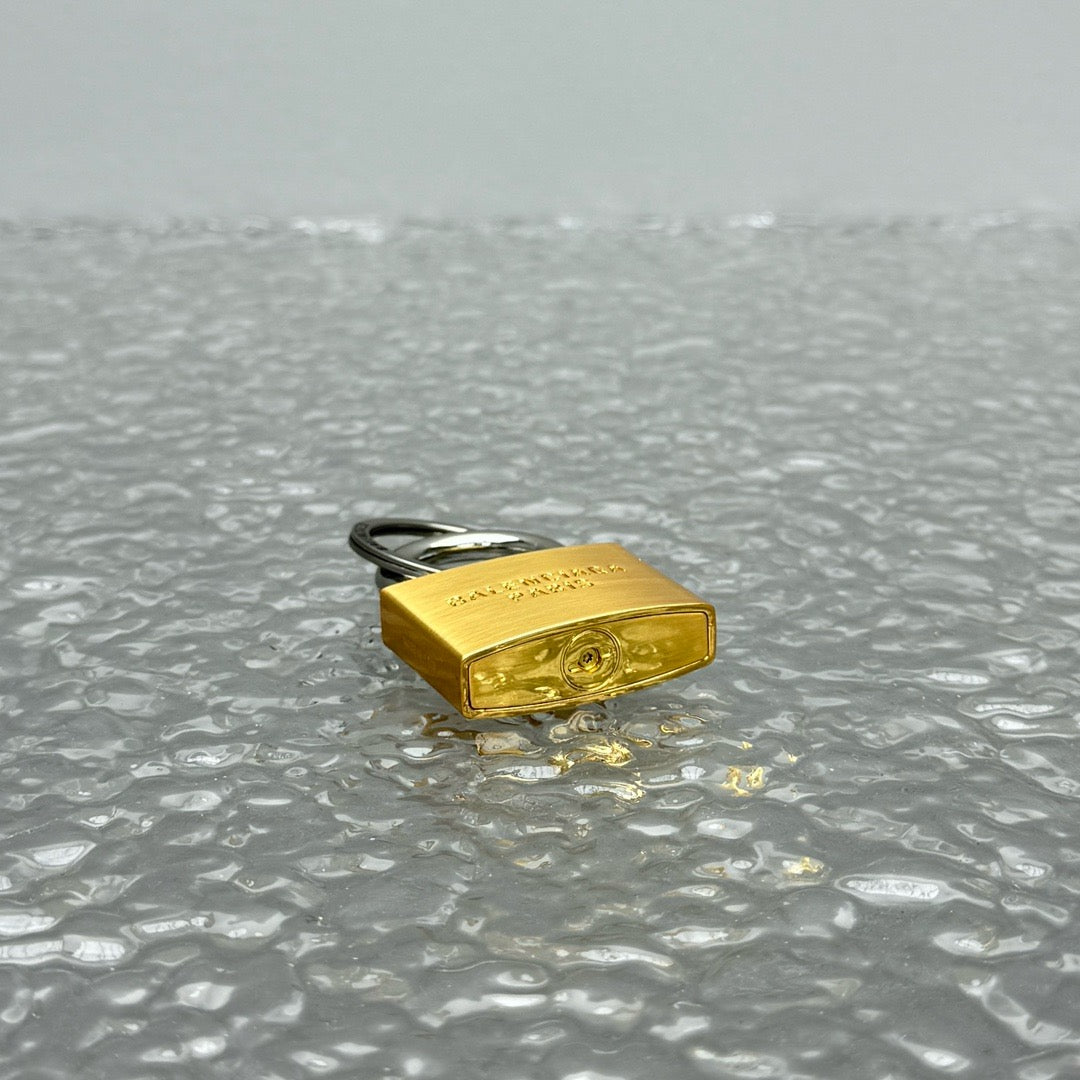 발렌시아가 골드 락 키링