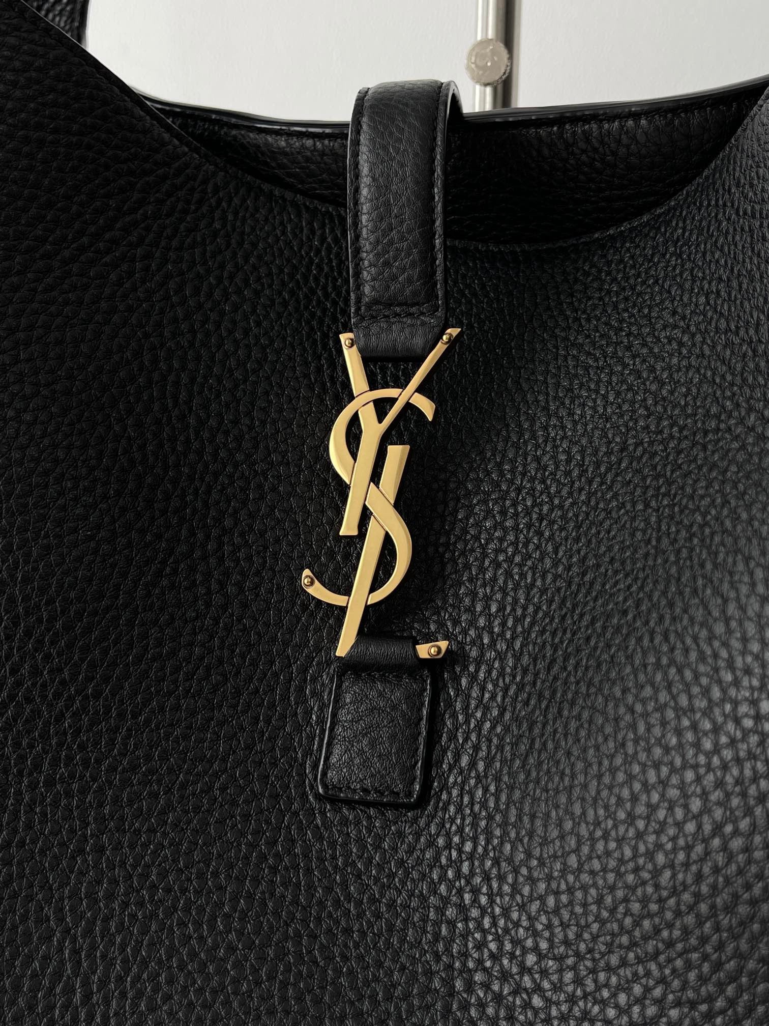 생로랑 LE 5À7 BEA 토트백 그레인 레더