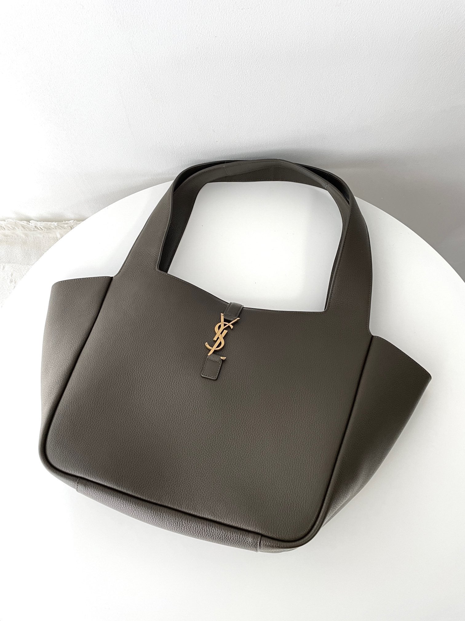 생로랑 LE 5À7 BEA 토트백 그레인 레더