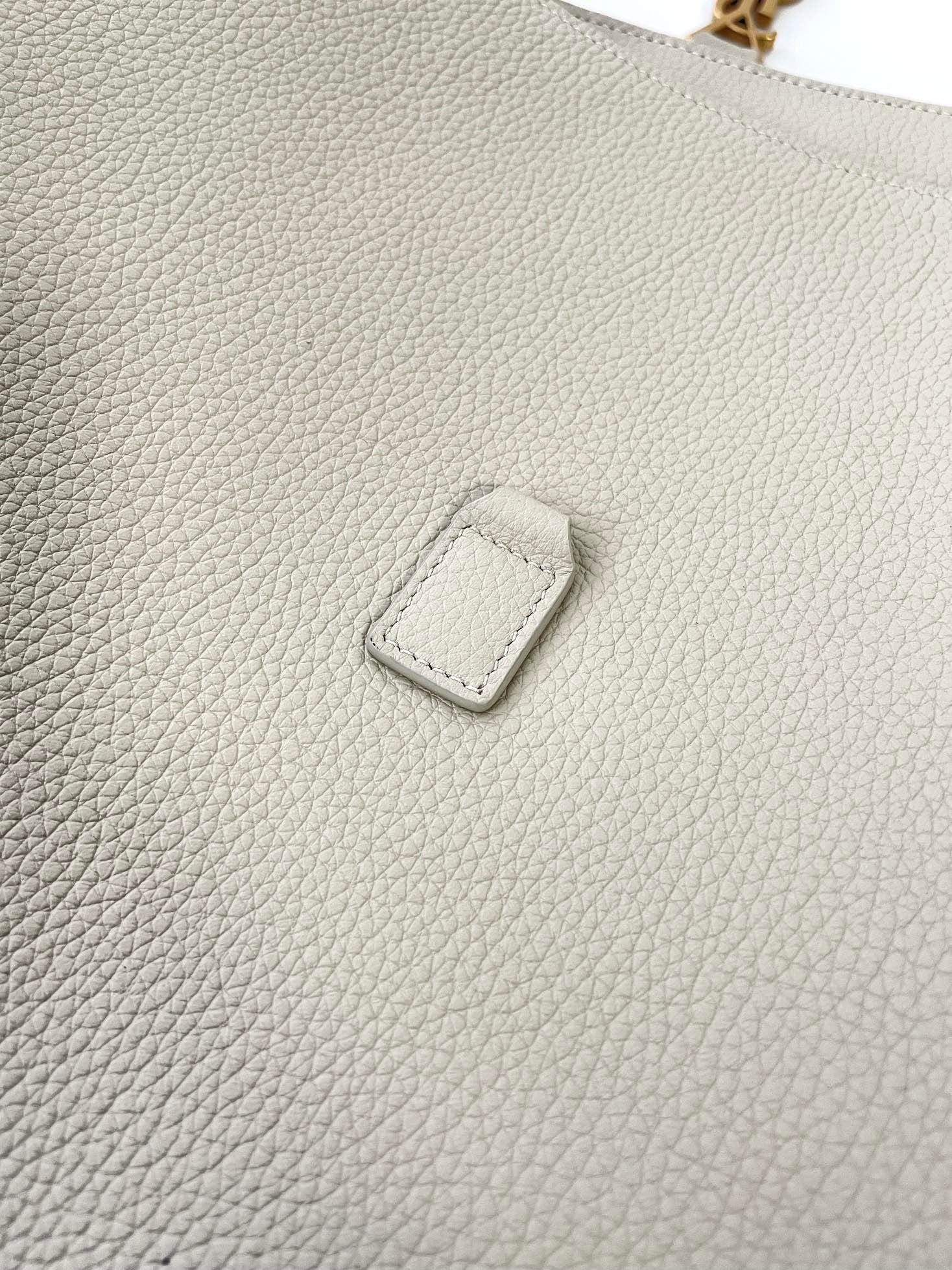 생로랑 LE 5À7 BEA 토트백 그레인 레더