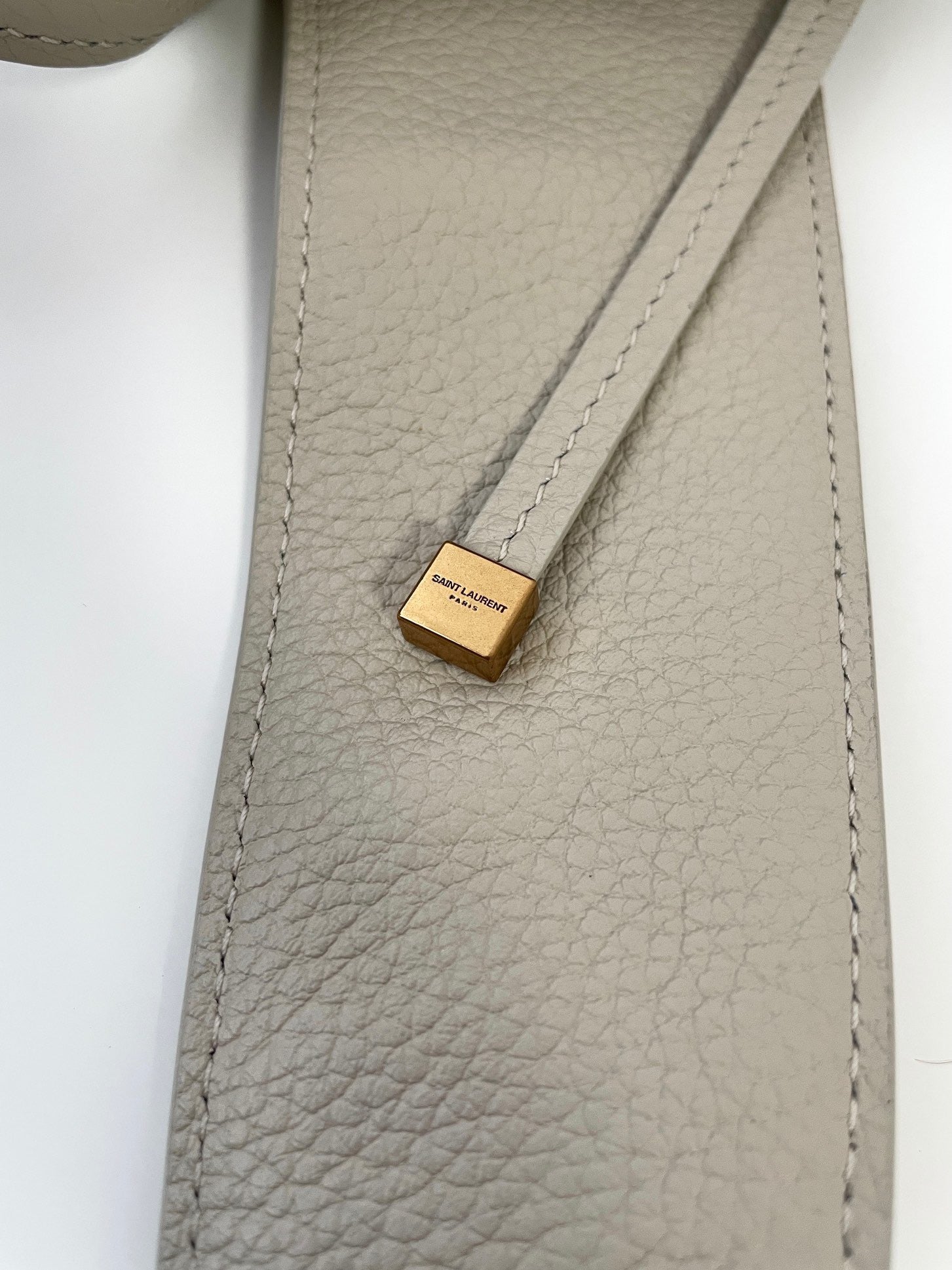 생로랑 LE 5À7 BEA 토트백 그레인 레더