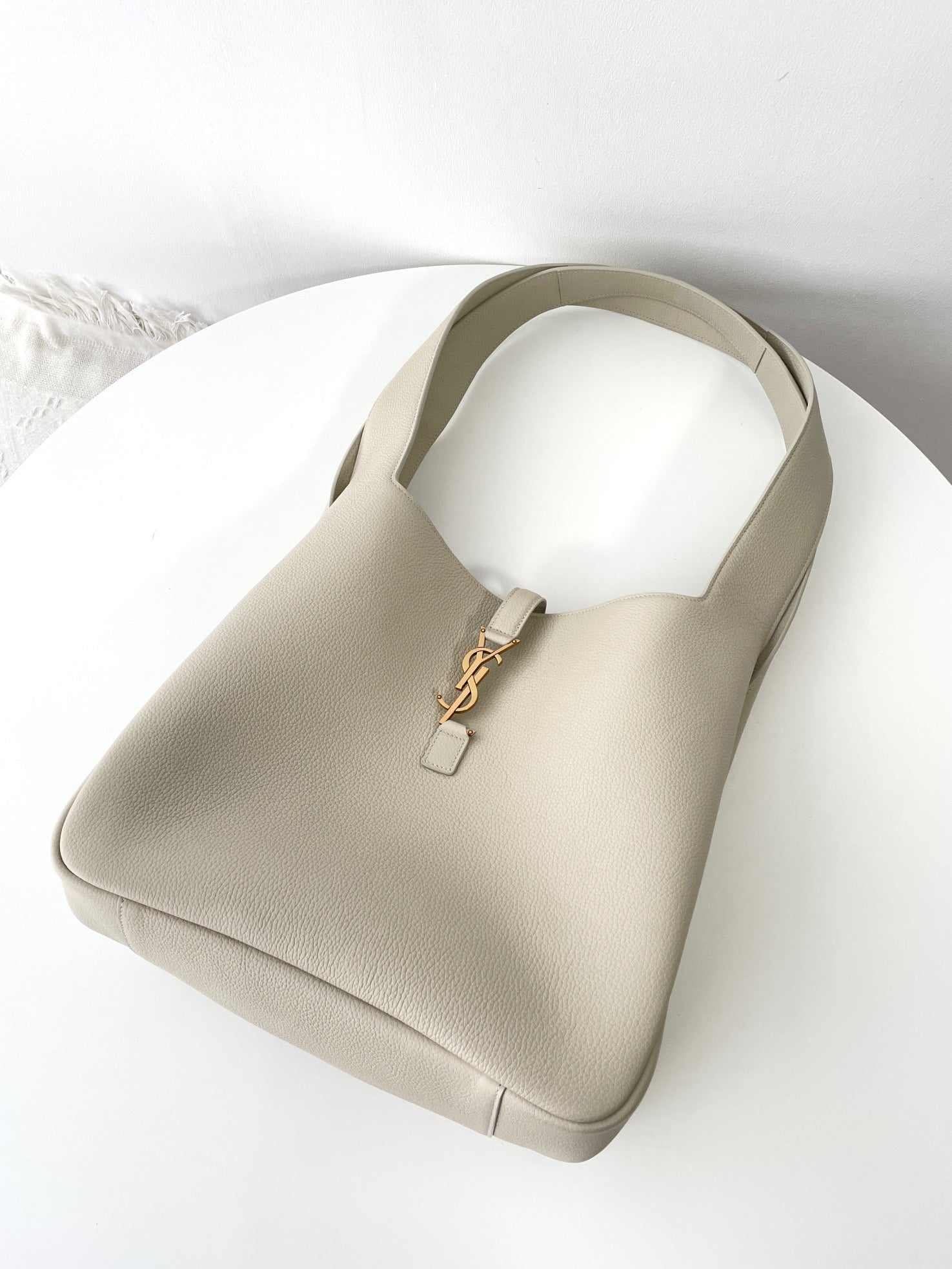 생로랑 LE 5À7 BEA 토트백 그레인 레더