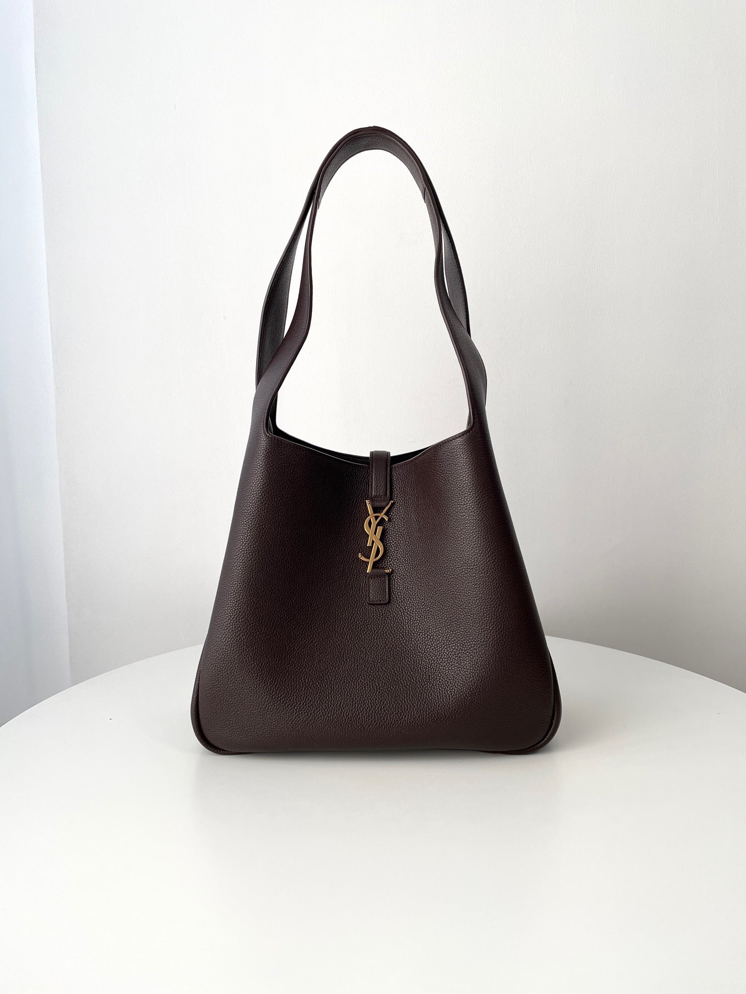 생로랑 LE 5À7 BEA 토트백 그레인 레더