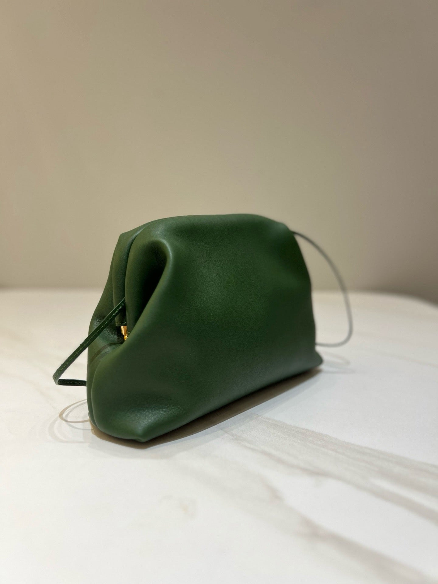 더로우 미라 클러치백