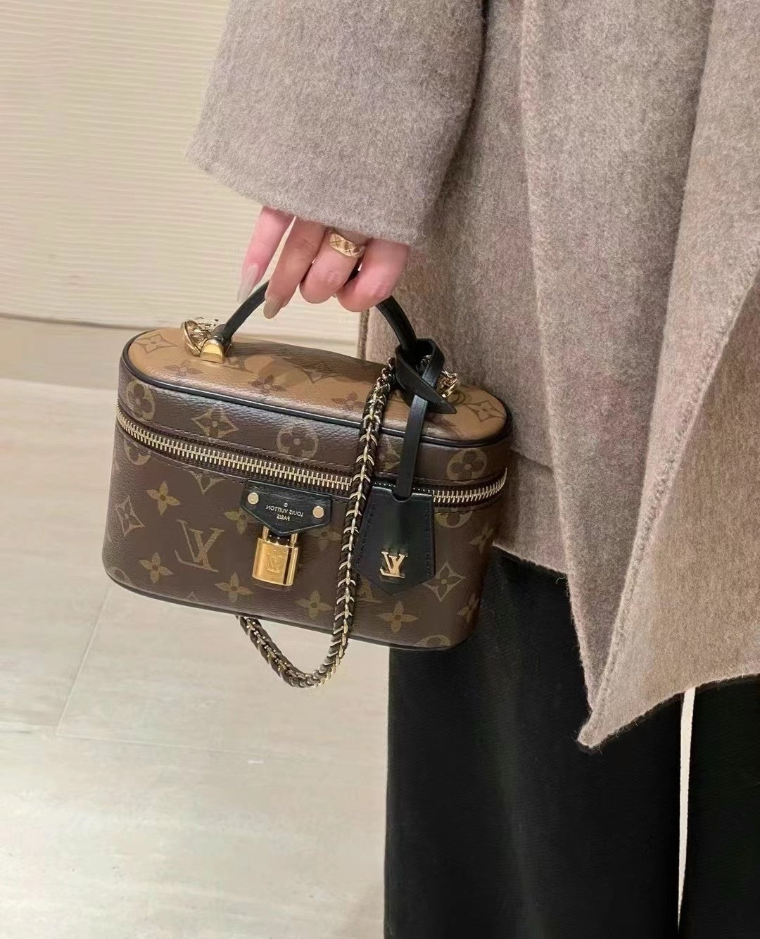 루이비통 베니티 체인 파우치