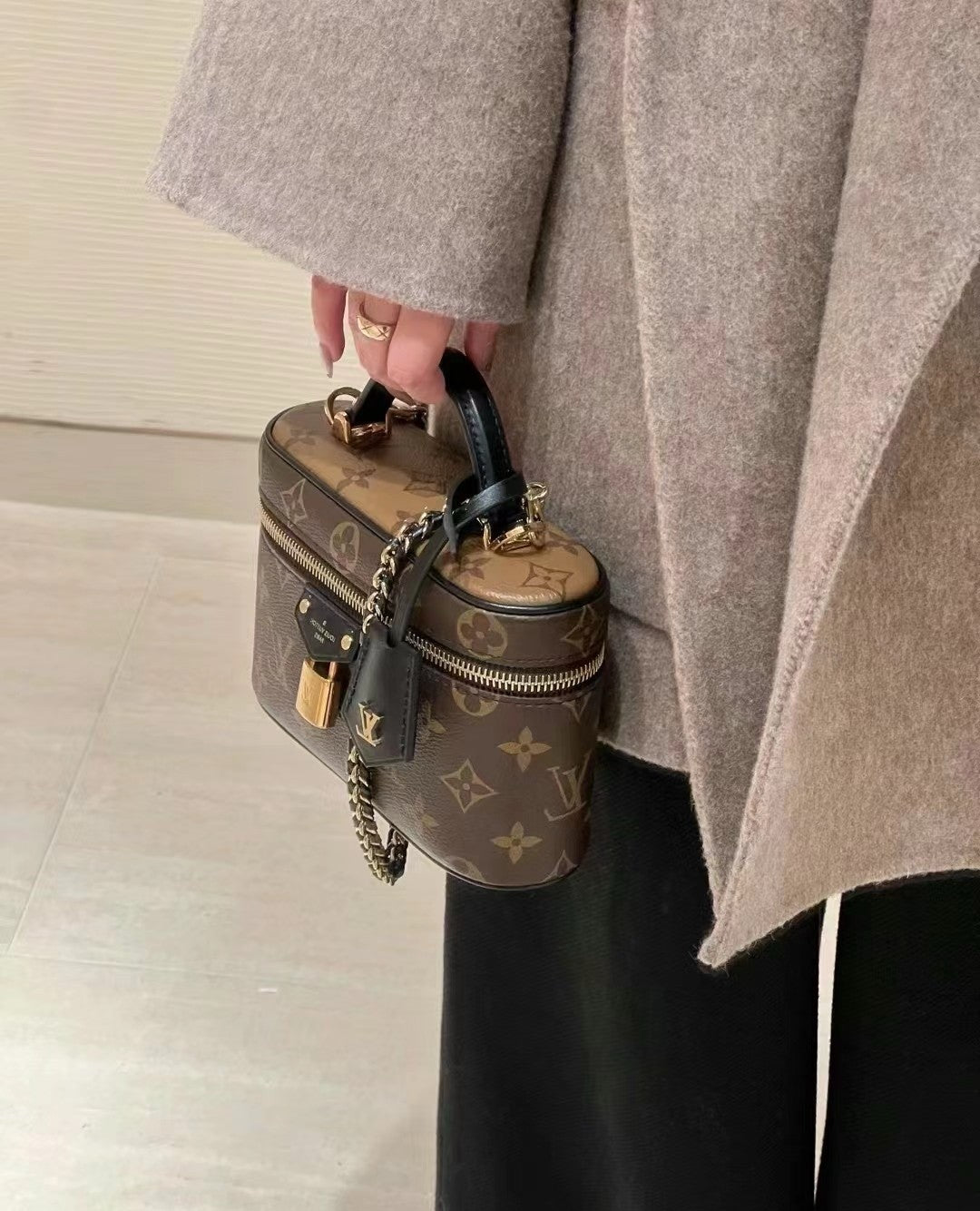 루이비통 베니티 체인 파우치