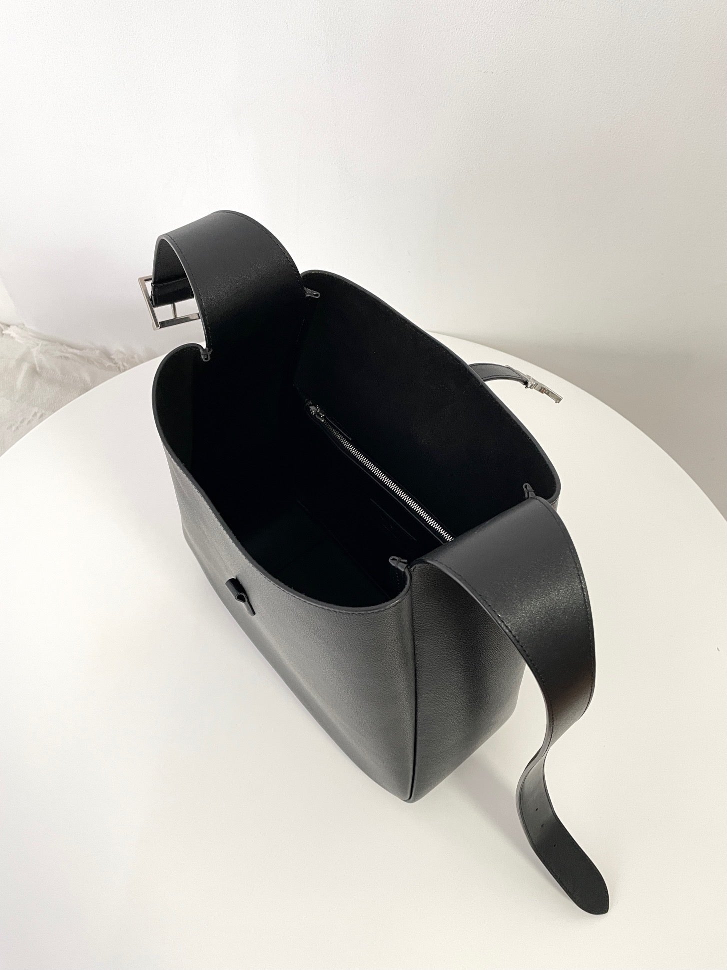 생로랑 LE 5À7 서플 라지 그레인 레더