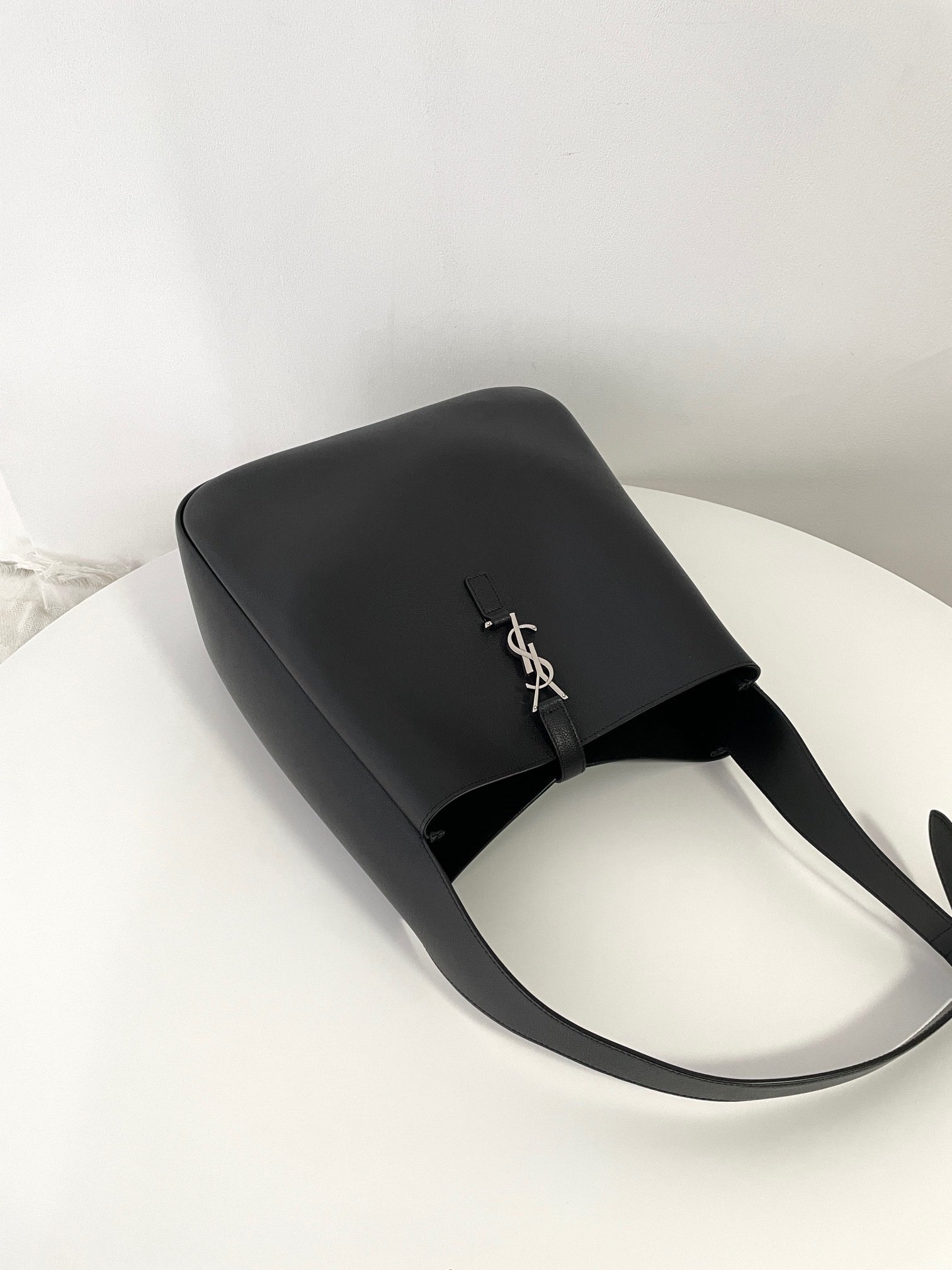 생로랑 LE 5À7 서플 라지 그레인 레더