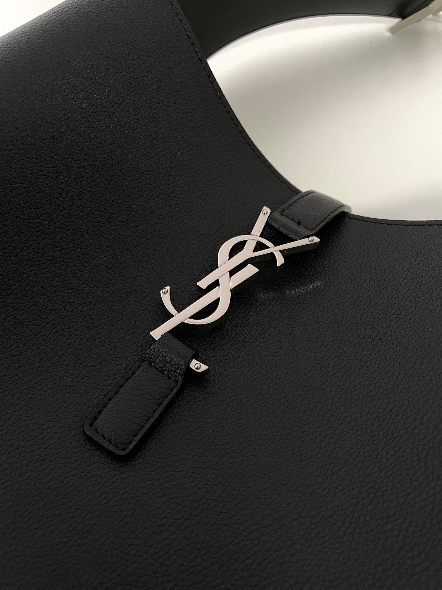 생로랑 LE 5À7 서플 라지 그레인 레더