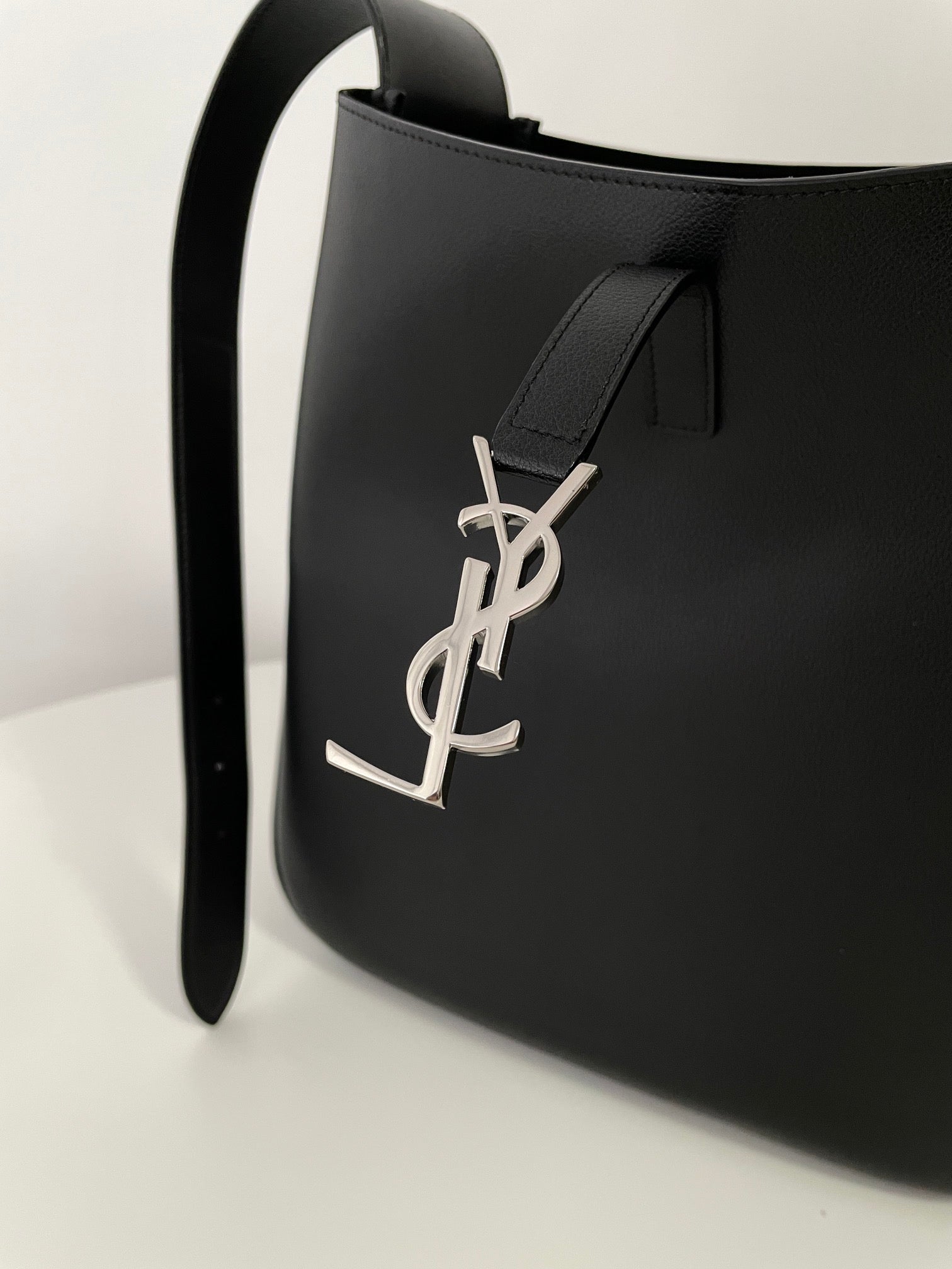 생로랑 LE 5À7 서플 라지 그레인 레더