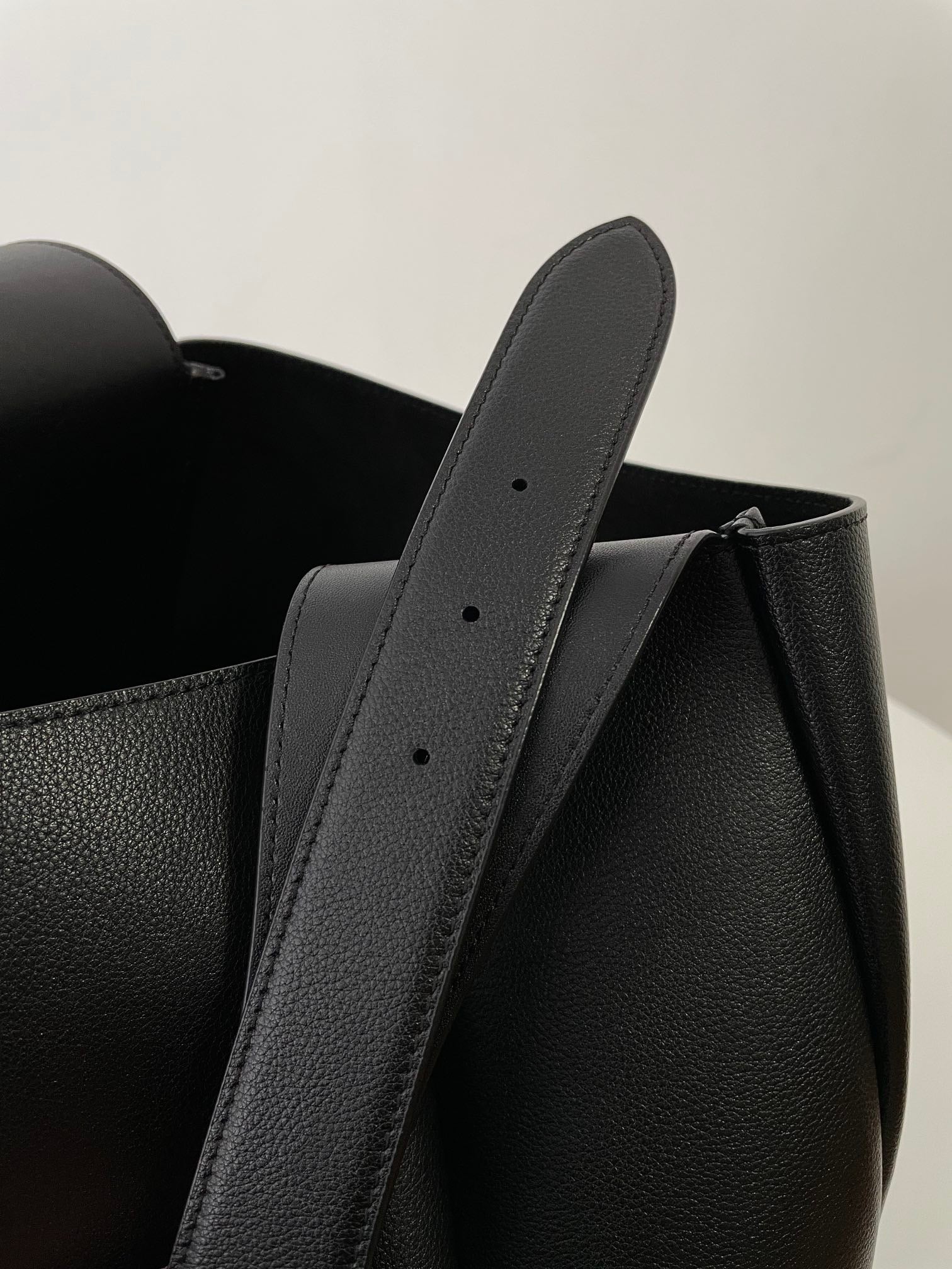 생로랑 LE 5À7 서플 라지 그레인 레더