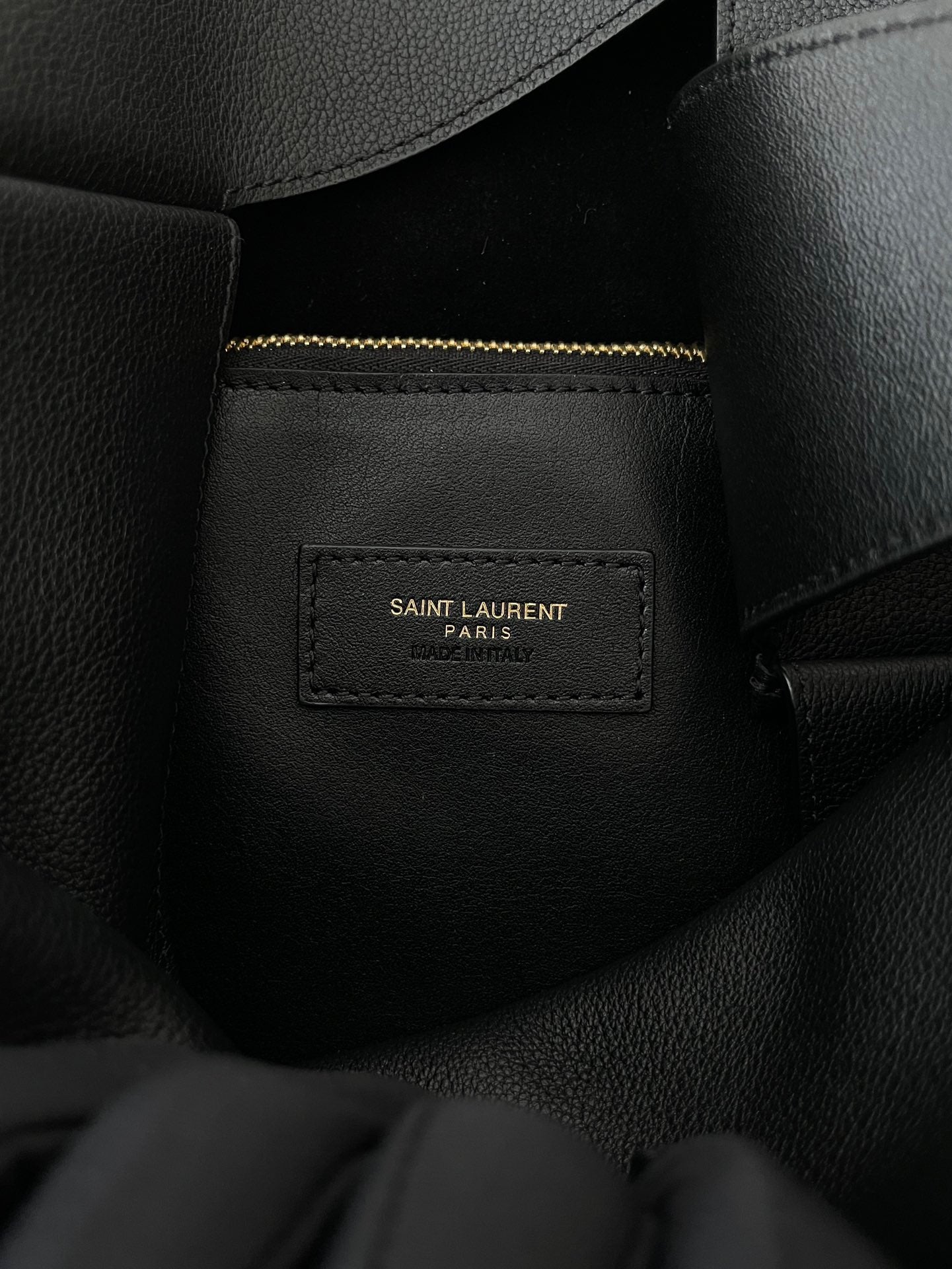 생로랑 LE 5À7 서플 라지 그레인 레더