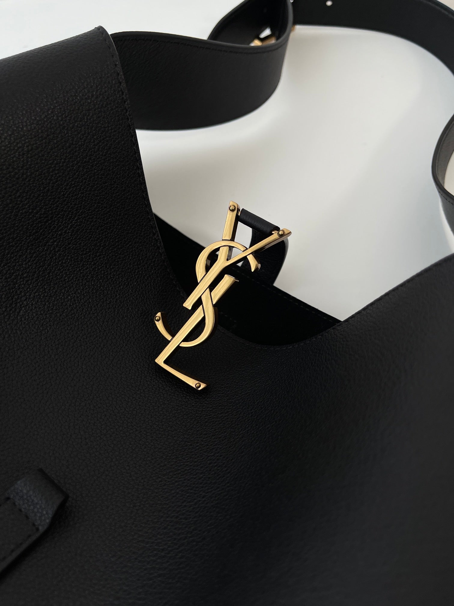 생로랑 LE 5À7 서플 라지 그레인 레더