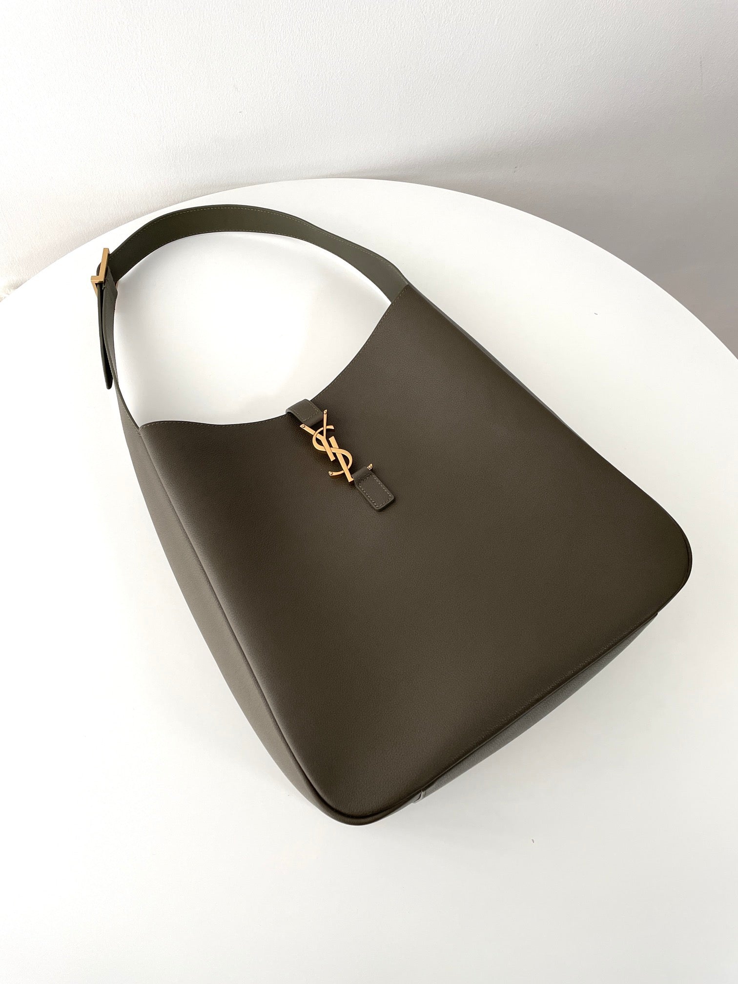 생로랑 LE 5À7 서플 라지 그레인 레더