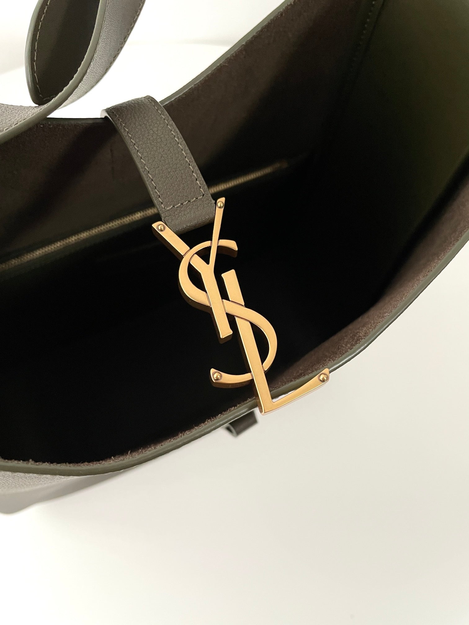 생로랑 LE 5À7 서플 라지 그레인 레더