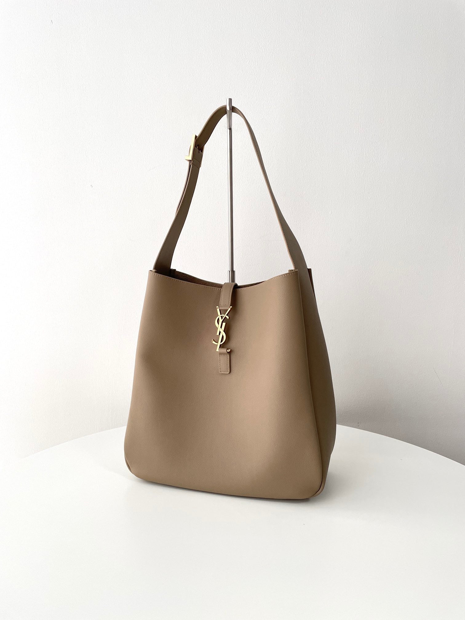 생로랑 LE 5À7 서플 라지 그레인 레더