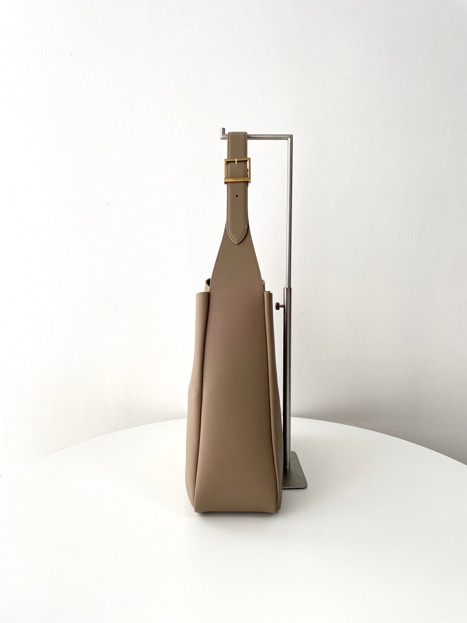 생로랑 LE 5À7 서플 라지 그레인 레더