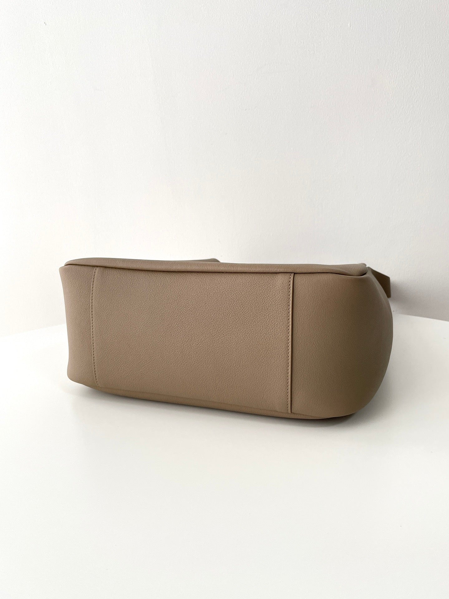 생로랑 LE 5À7 서플 라지 그레인 레더