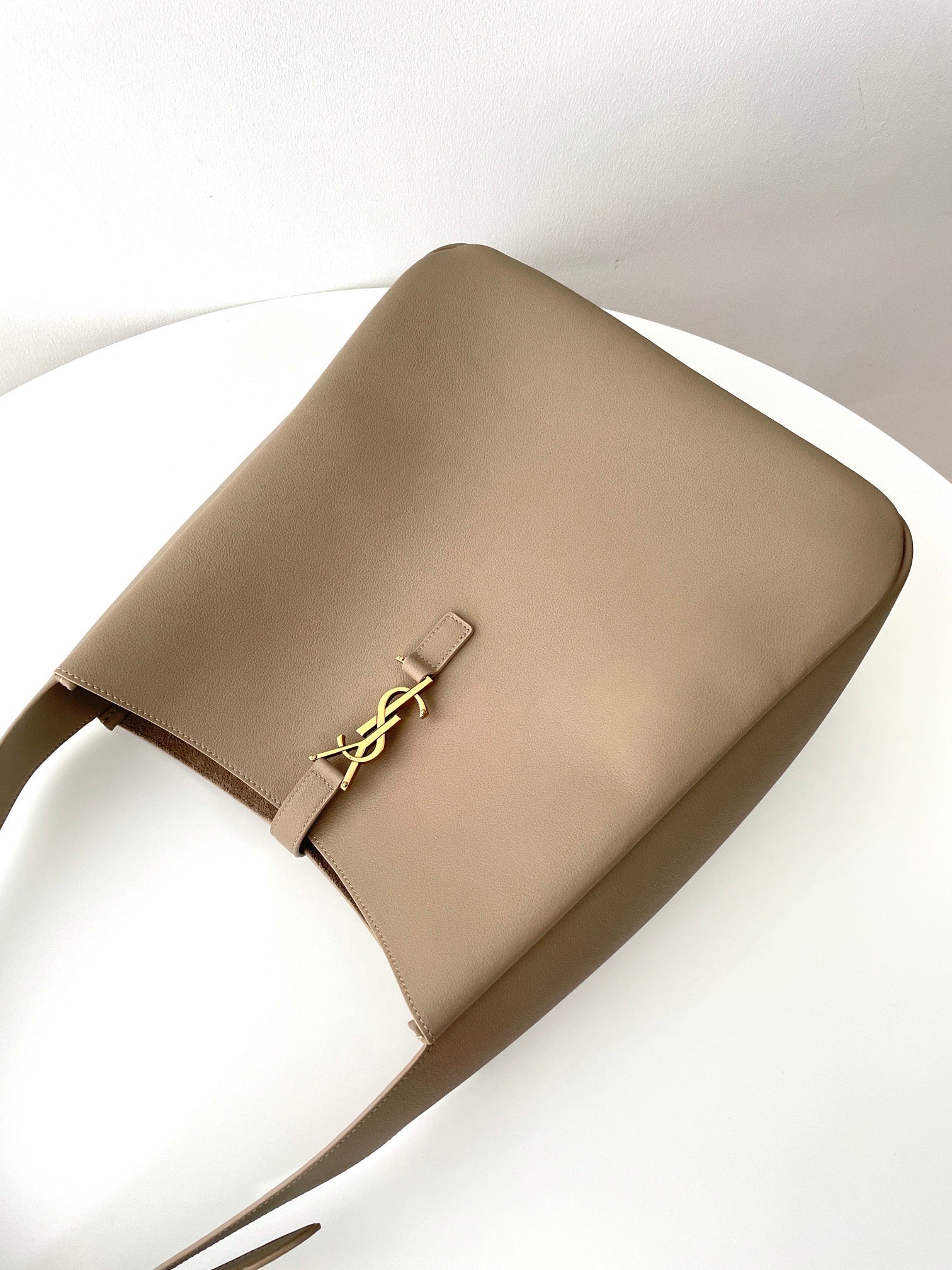 생로랑 LE 5À7 서플 라지 그레인 레더