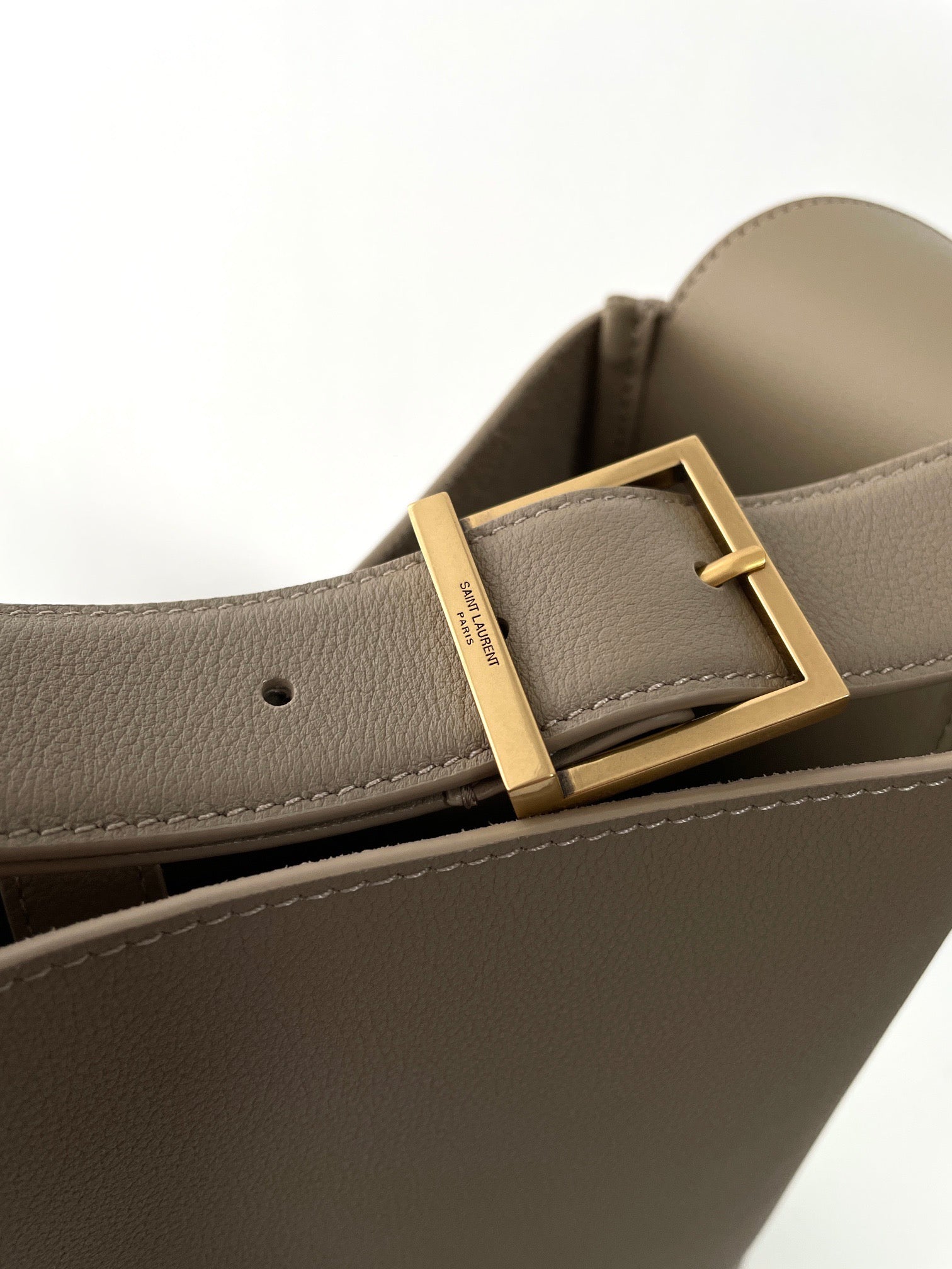 생로랑 LE 5À7 서플 라지 그레인 레더