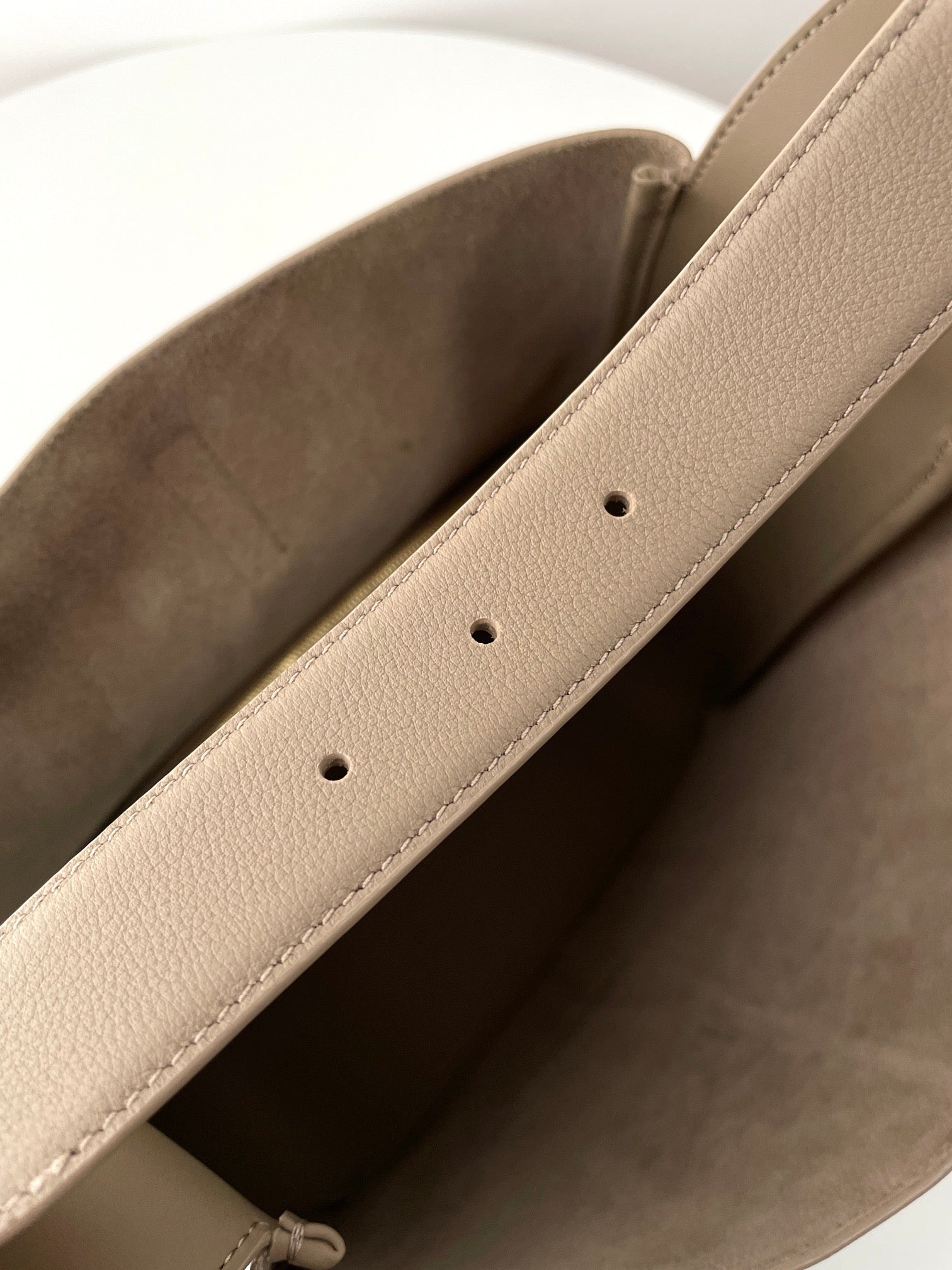 생로랑 LE 5À7 서플 라지 그레인 레더