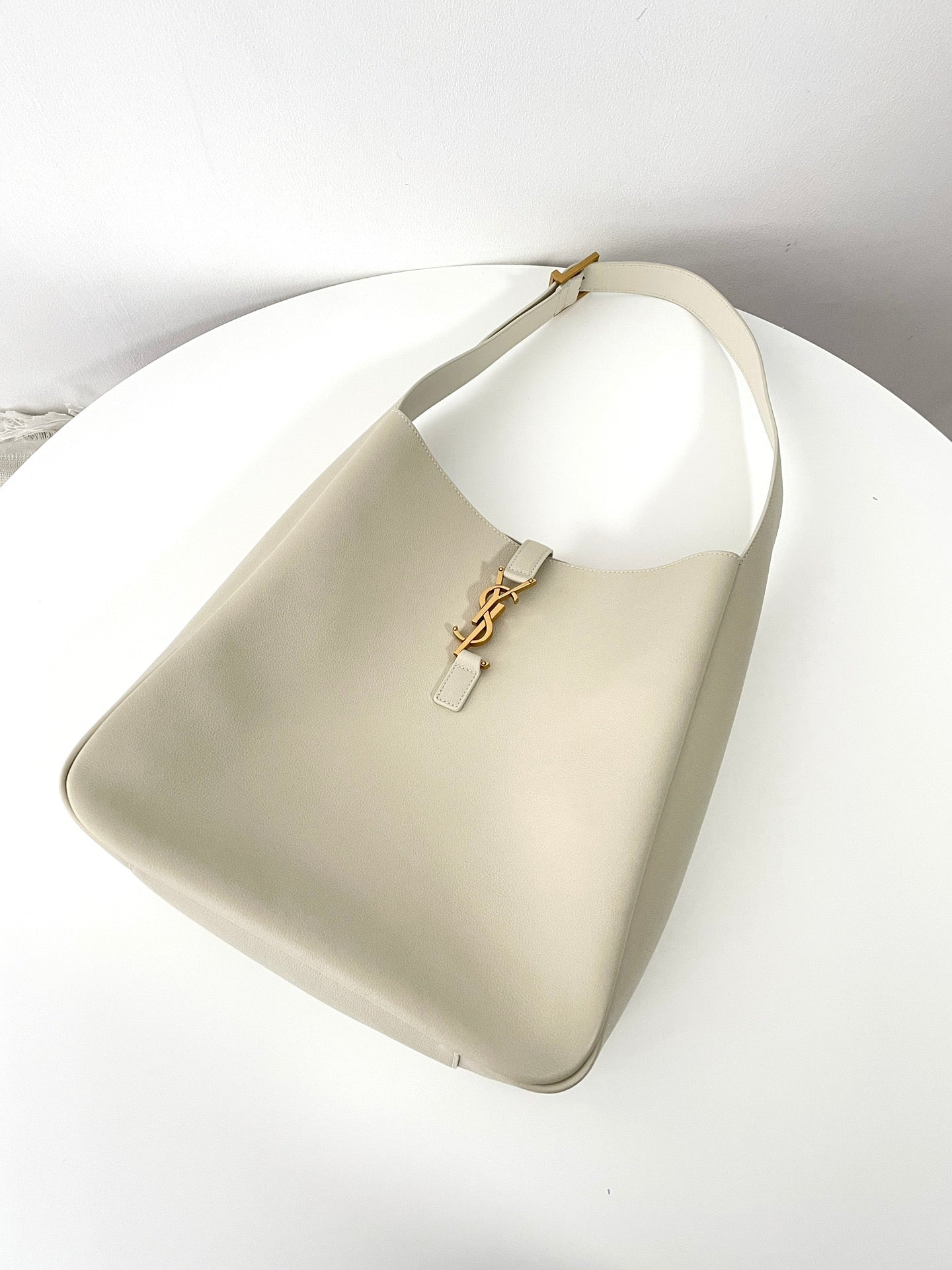 생로랑 LE 5À7 서플 라지 그레인 레더