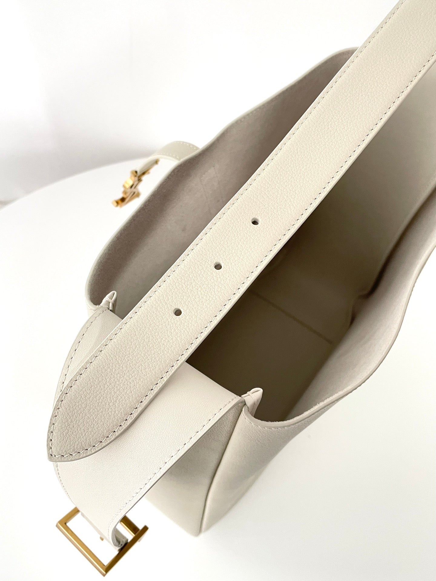 생로랑 LE 5À7 서플 라지 그레인 레더